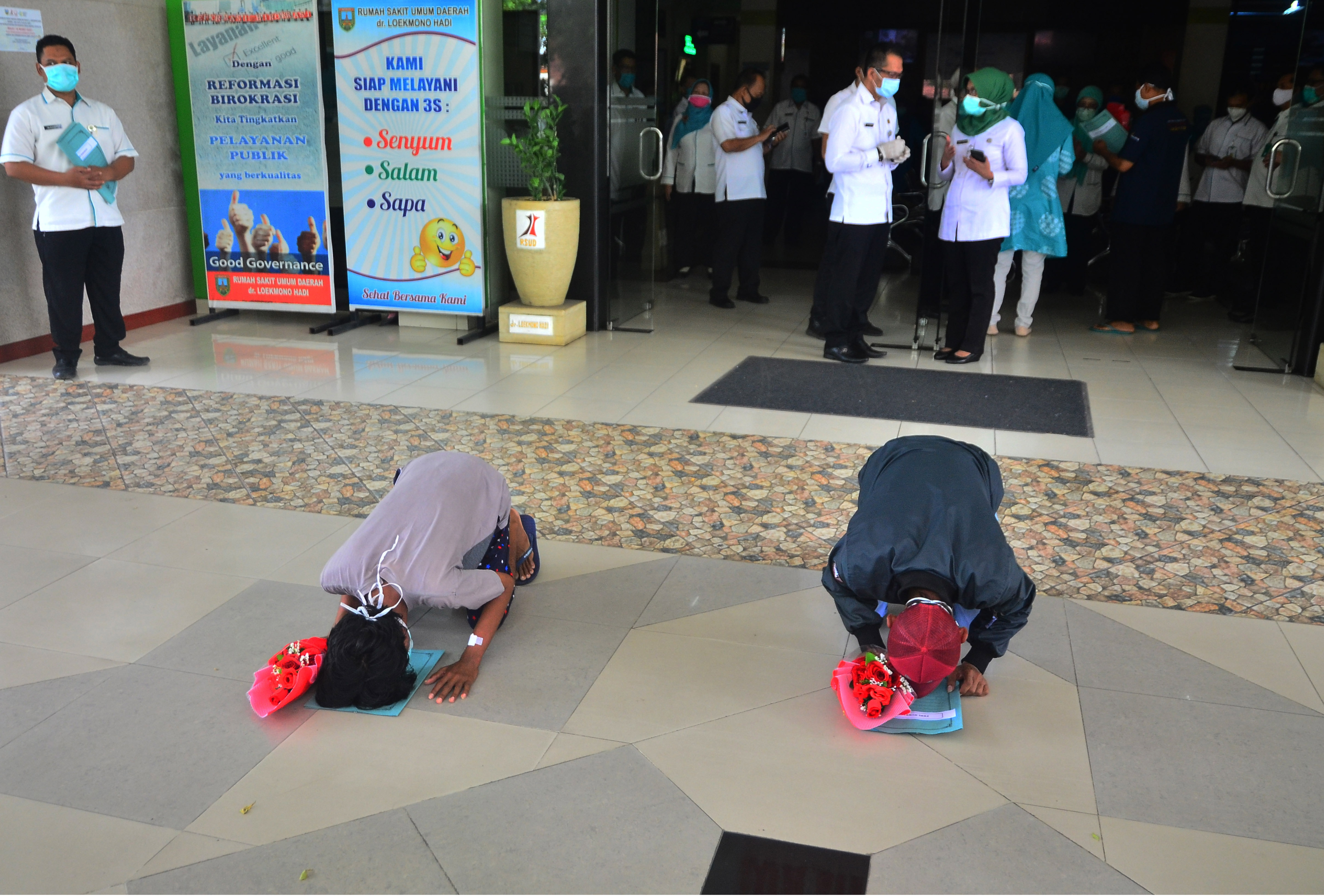  Dua pasien yang telah dinyatakan sembuh dari COVID-19 melakukan sujud syukur setelah menerima surat keterangan negatif COVID-19  di Kudus