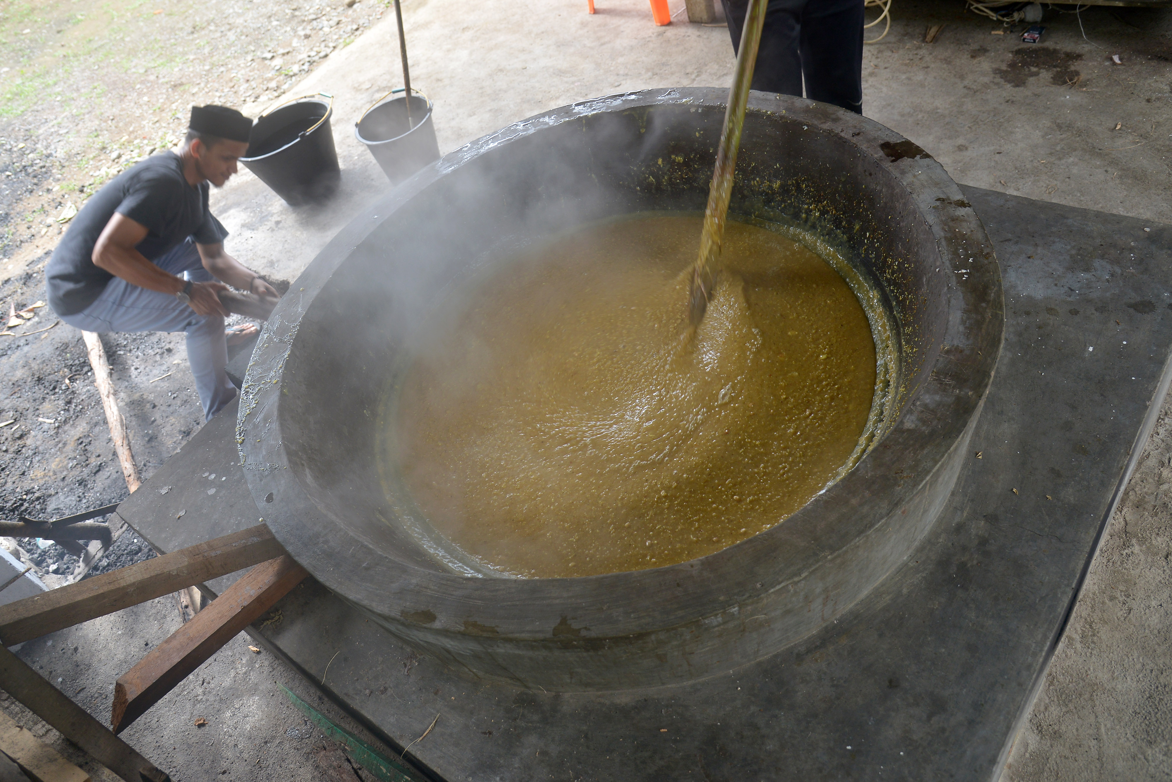 Warga memasak makanan khas tradisional Aceh, Ie Bu Peudah (sejenis bubur), di desa Bueng Bak Jok, Kecamatan Kuta Baro, Aceh Besar (28/4/20).