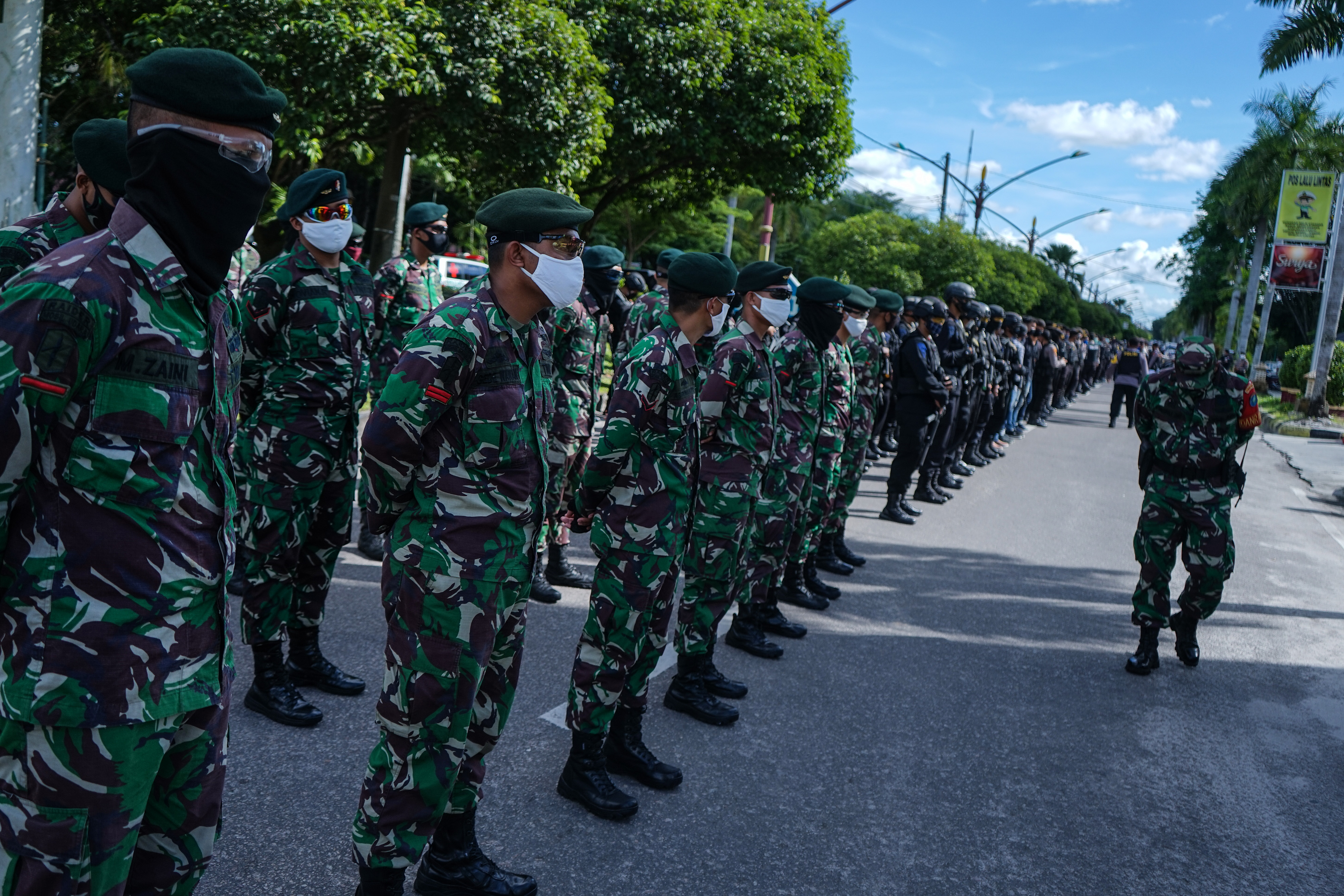 Prajurit TNI AD berbaris saat mengikuti apel gabungan persiapan penerapan PSBB di Jalan Yos Sudarso, Palangkaraya, Kalimantan Tengah.