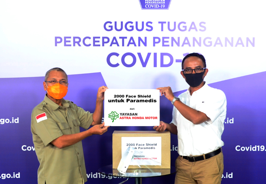 Penyerahan bantuan APD dari YAHM