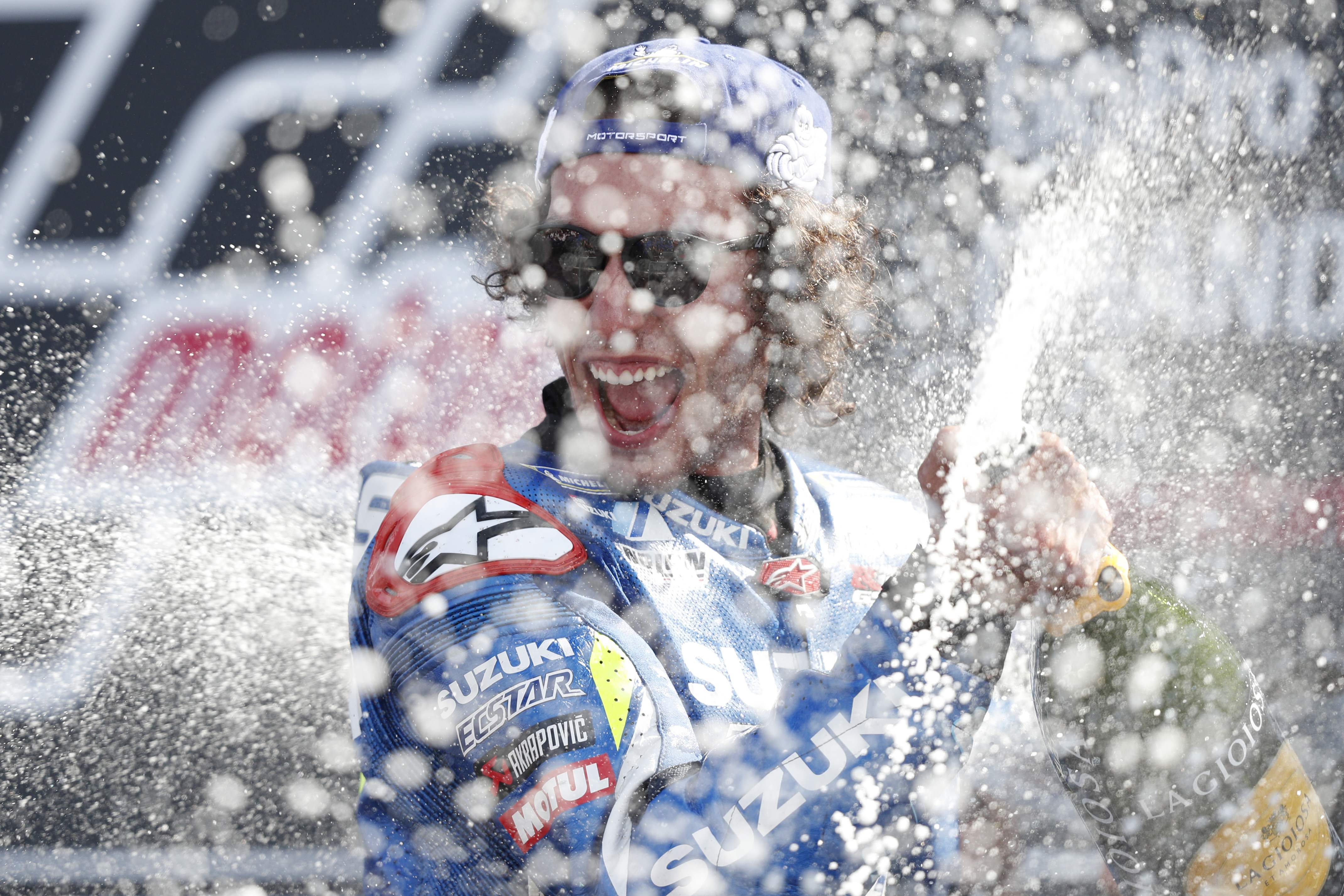 Pembalap Suzuki Ecstar Alex Rins merayakan kemenangan dalam seri Motogp di Sirkuit Silverstone, Inggris, tahun lalu.