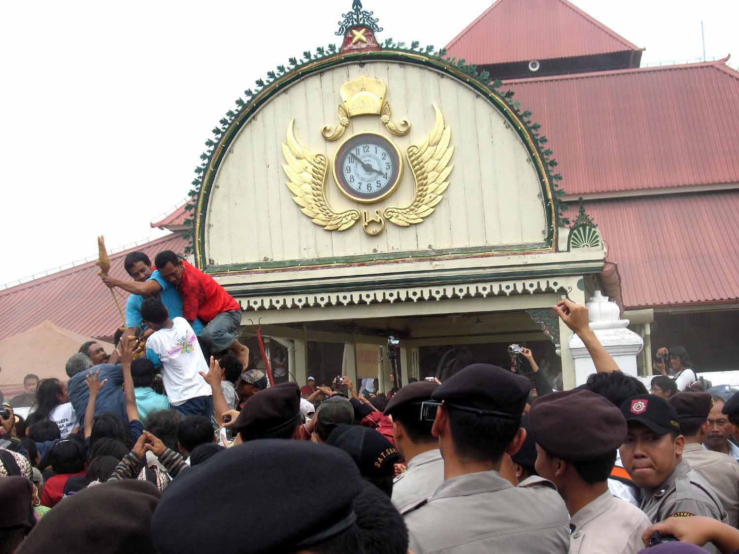 Upacara Garebeg Sawal yang diadakan Keraton Yogyakarta