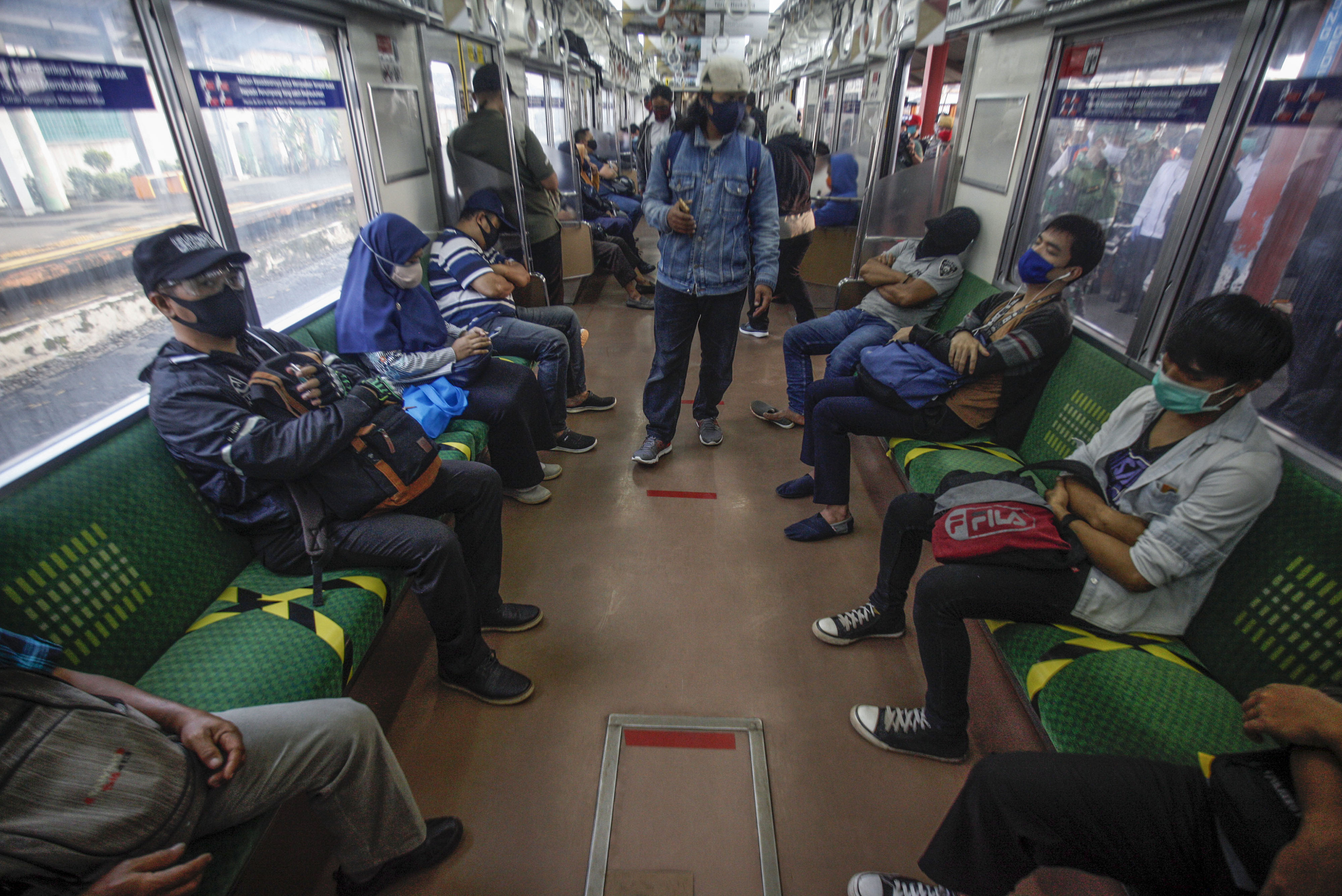 Suasana KRL Commuter Line di Bogor, Jawa Barat saat masa PSBB