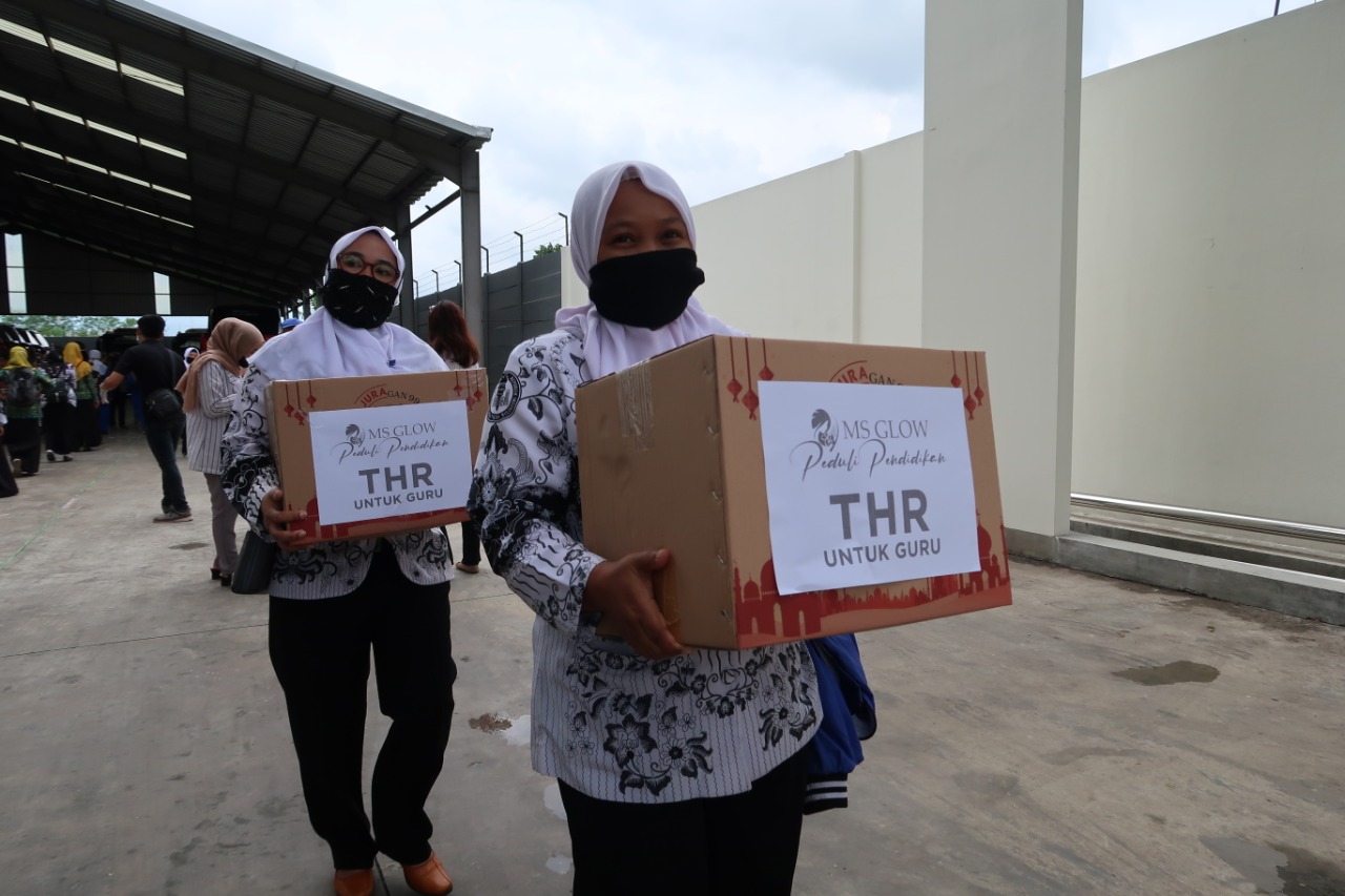 Sejumlah guru honorer di Malang, Jawa Timur mendapat bantuan berupa THR.