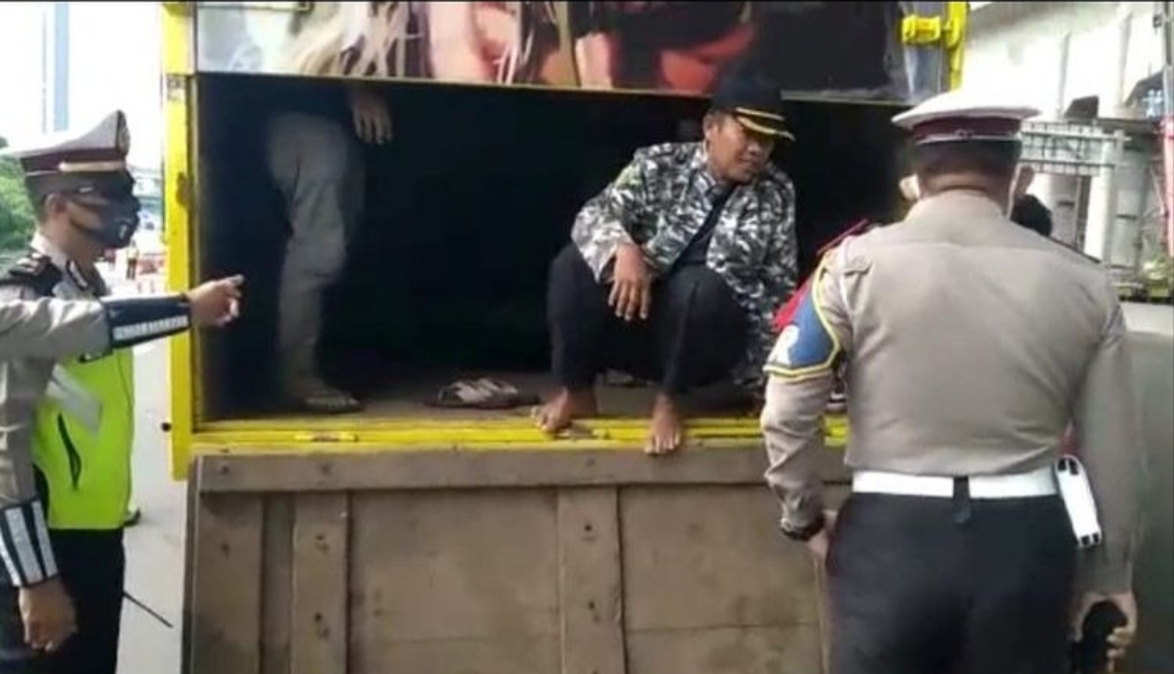 Anggota Direktorat Lalu Lintas (Ditlantas) Polda Metro Jaya memergoki sebuah truk menyelundupkan pemudik yang hendak keluar Jabodetabek.