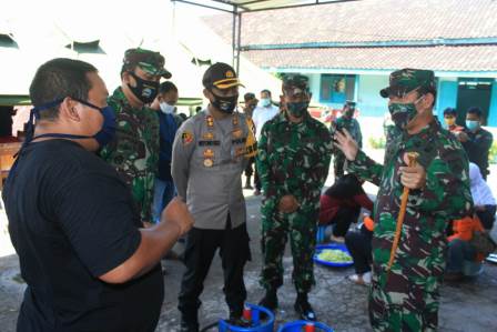 Danrem 074 Warastratama Brigjen Rafael Granada Bayan (kanan) saat meninjau dapur umum di Klaten. 