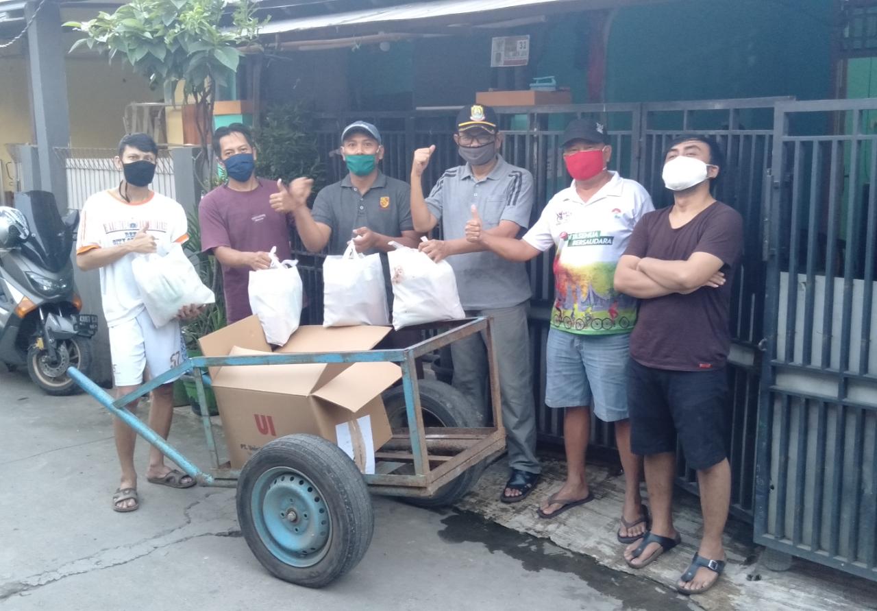 Kelompok remaja di Kelurahan Aren Jaya, bekasi timur membagikan sembako ke warga terdampak covid-19