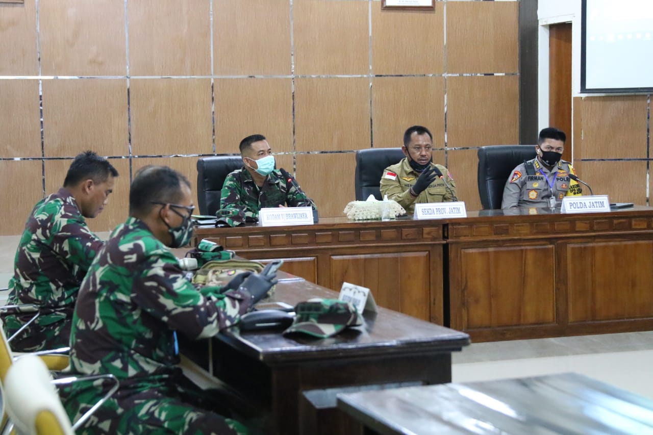  Khofifah secara khusus meminta Sekda Provinsi Jawa Timur Heru Tjahjono untuk memimpin rapat bersama jajaran Forkopimda Malang Raya.