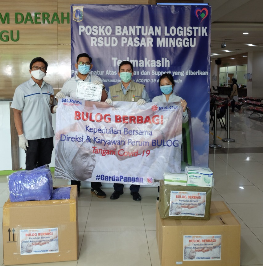 Perum Bulog menyalurkan bantuan sosial sebesar Rp2 miliar bagi  warga terdampak wabah covid-19.