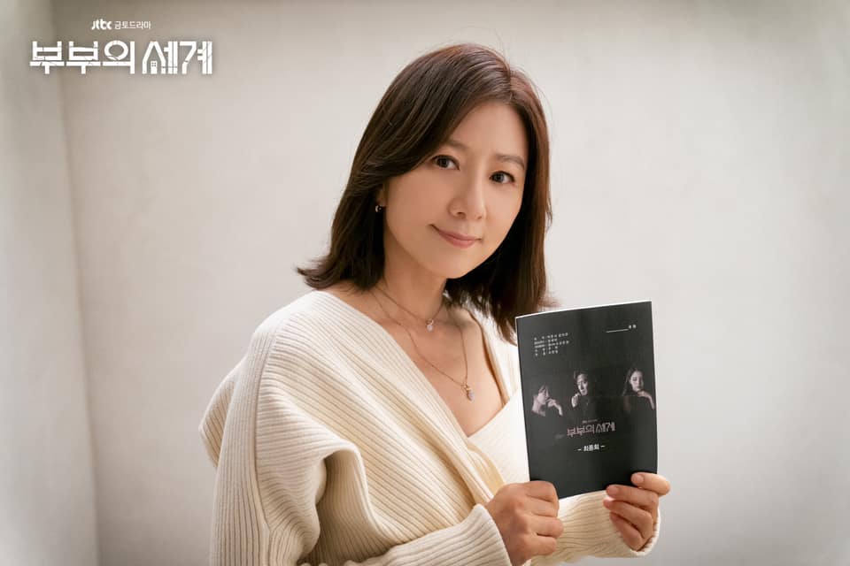 Pemeran karakter Ji Sun Woo dalam drama Korea, World of the Married, Kim Hee Ae