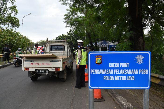 Check point saat pelaksanaan Pembatasan Sosial Berskala Besar (PSBB) di Depok.