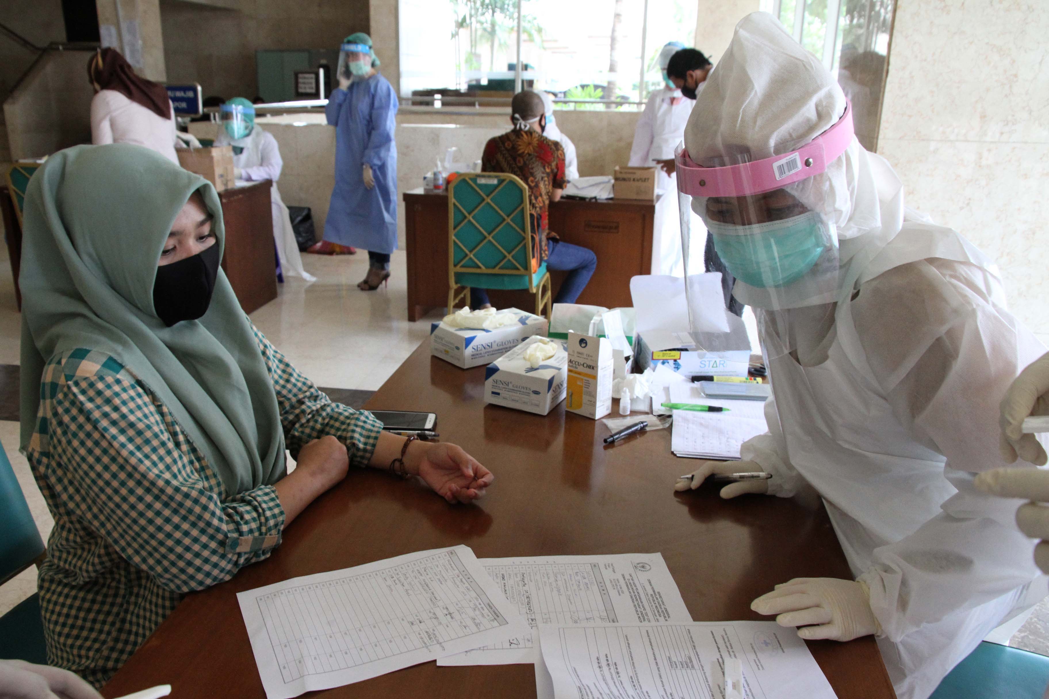Petugas medis mengambil sampel darah untuk Rapid Test (Tes Cepat) virus Covid-19 di Lobi Gedung DPD, Kompleks Parlemen, Senayan, Kamis (14/5