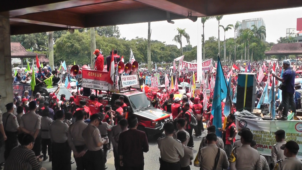 Ribuan Buruh Tolak RUU Omnibus Law di Palembang.