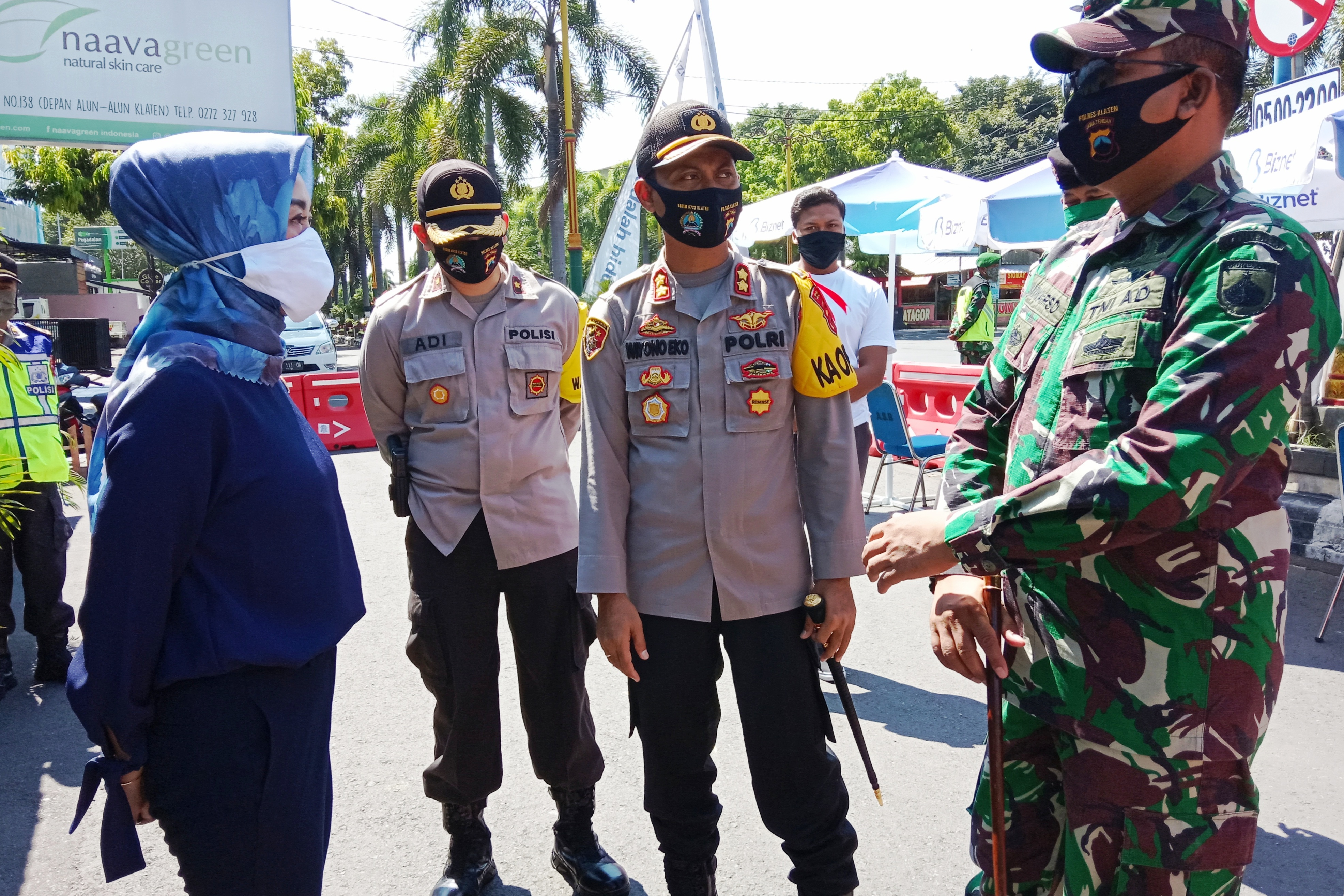 Anggota Komisi III DPR RI Eva Yuliana (kiri) memantau pospam di Alun-alun Klaten.
