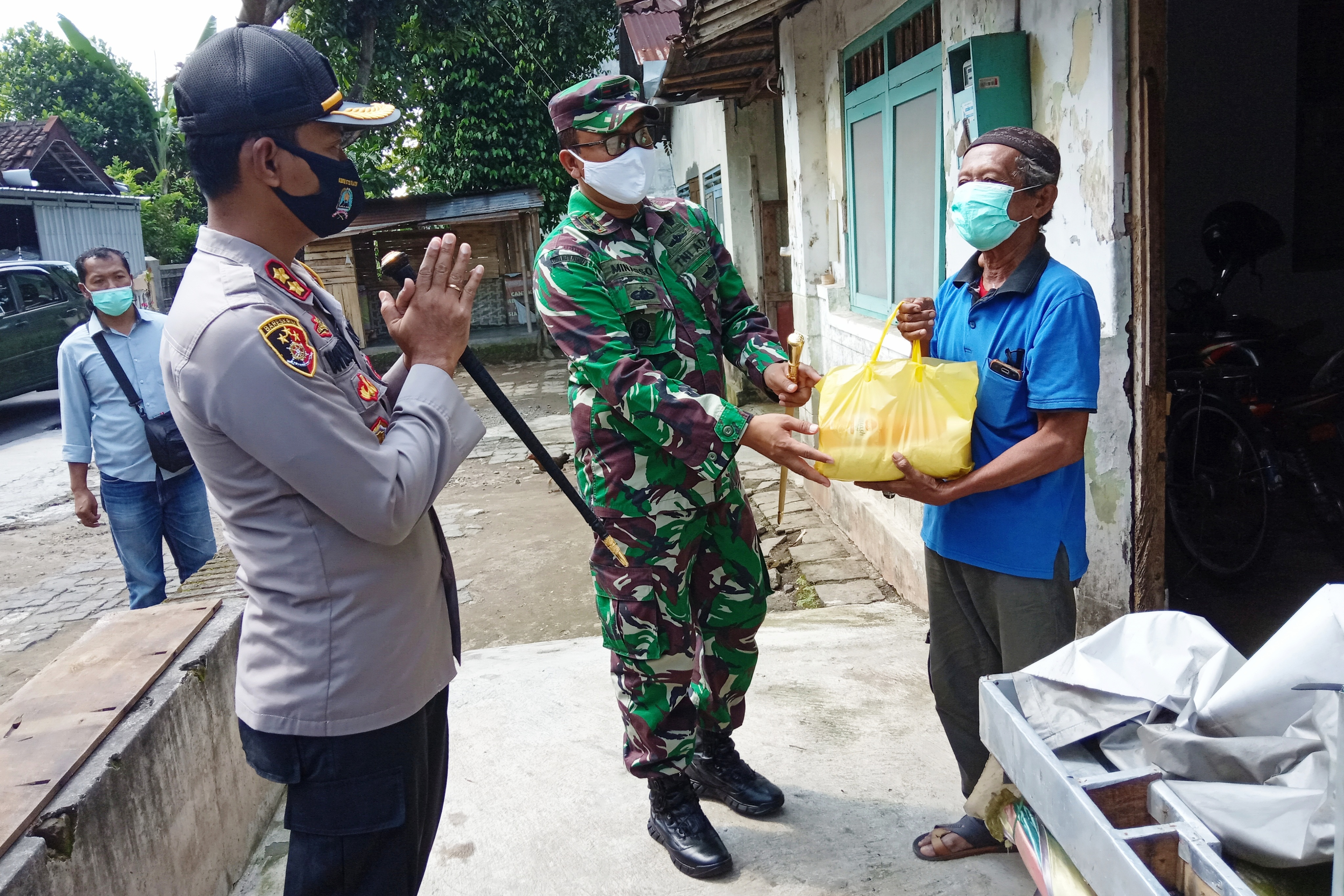 Bantuan sembako untuk buruh dan karyawan yang terkena PHK akibat Covid-19
