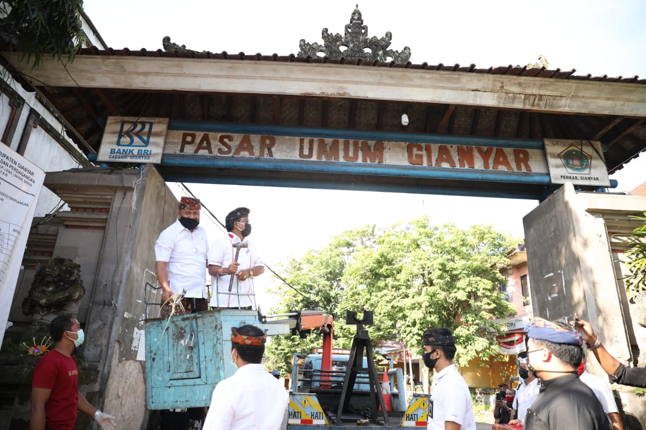 Bupati Gianyar I Made Mahayastra, membuka operasi pembongkaran Pasar Gianyar dalam program pembangungan serta revitalisasi pasar.