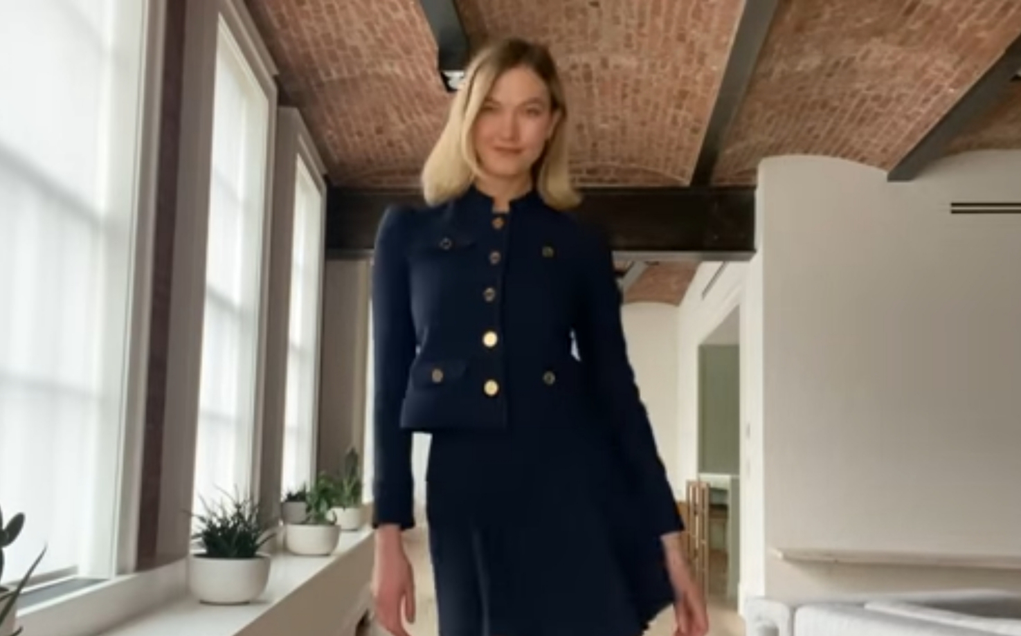 Super model Karlie Kloss saat ambil bagian di peragaan busana daring, Fashion Unites, Sabtu (2/5).