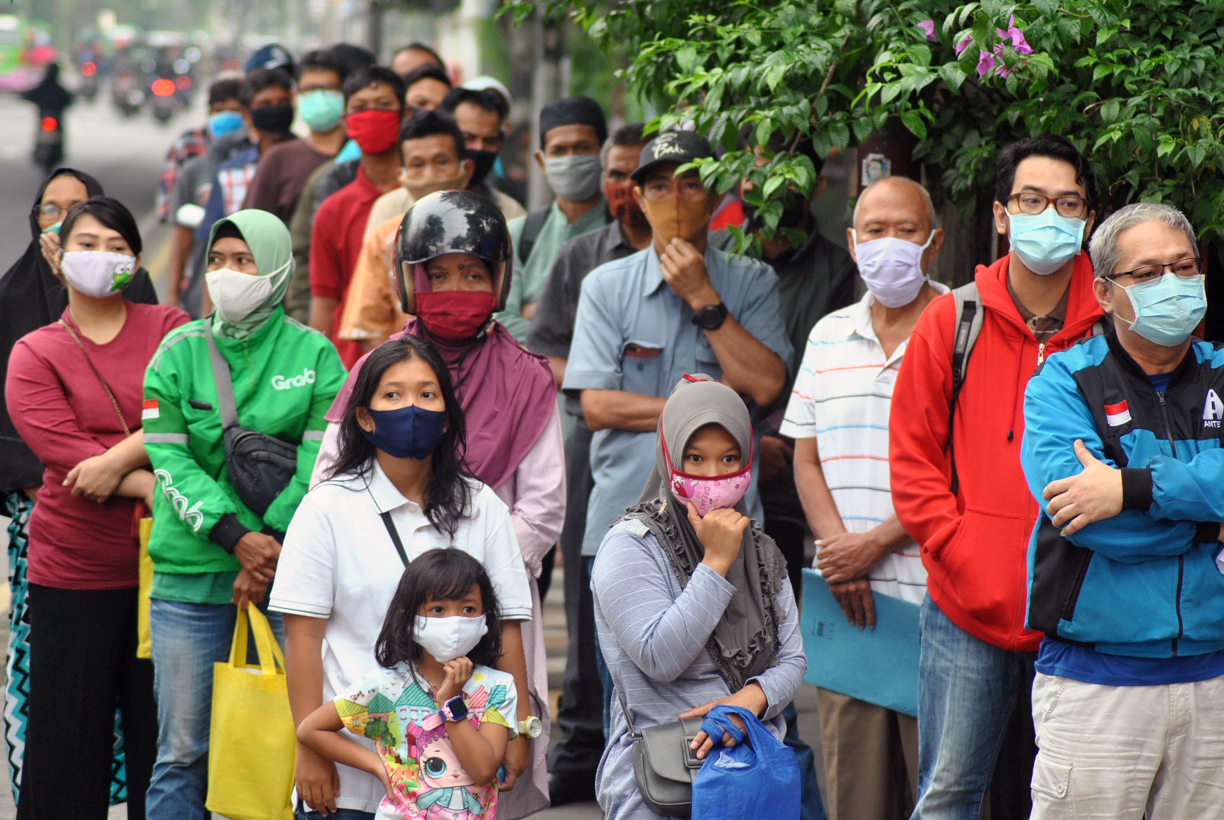 Sejumlah warga mengantre saat penyerahan Bantuan Sosial Tunai (BST) di Kantor Pos Bogor, Jawa Barat.