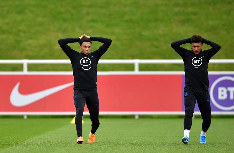 Trent Alexander-arnold (kiri) berlatih bersama Jadon Sancho saat memperkuat timnas Inggris.