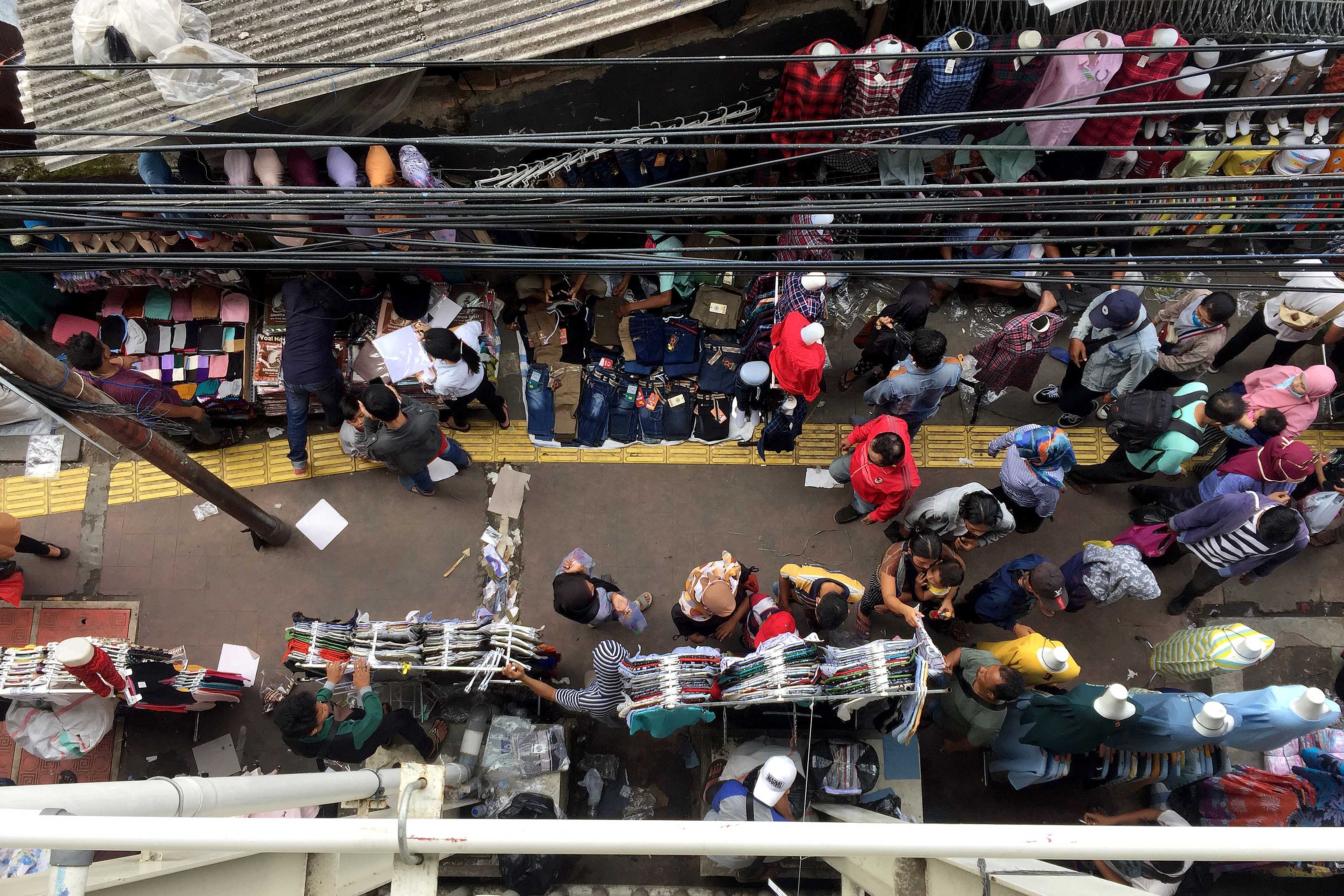 Suasana di Pasar Tanah Abang pada 21/5/2020 yang penuh sesak padahal sedang PSBB