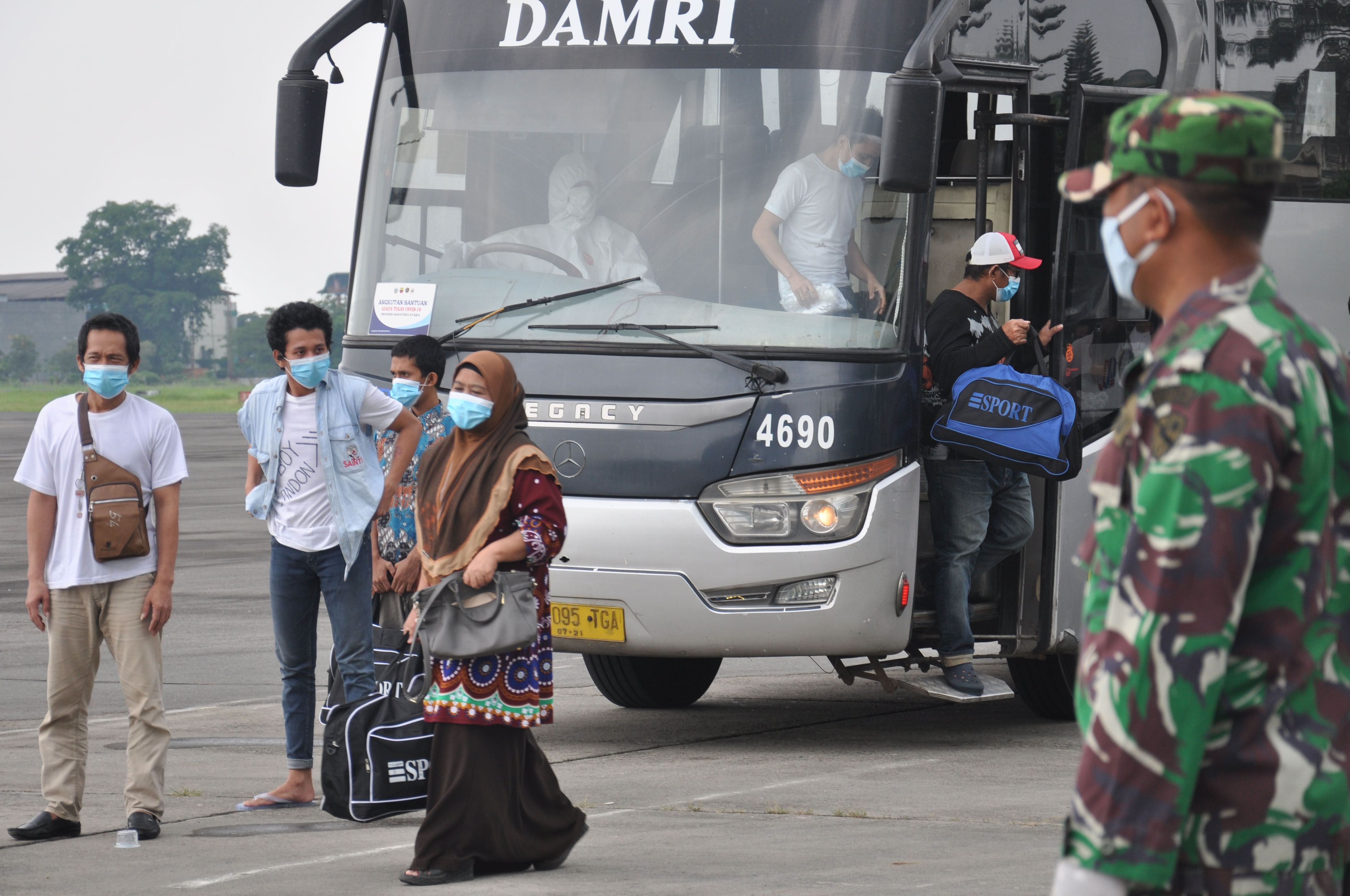 Tenaga kerja Indonesia (TKI) asal Malaysia ketika sampai di Lanud Soewondo Medan, Sumatra Utara, Jumat (10/4/2020).