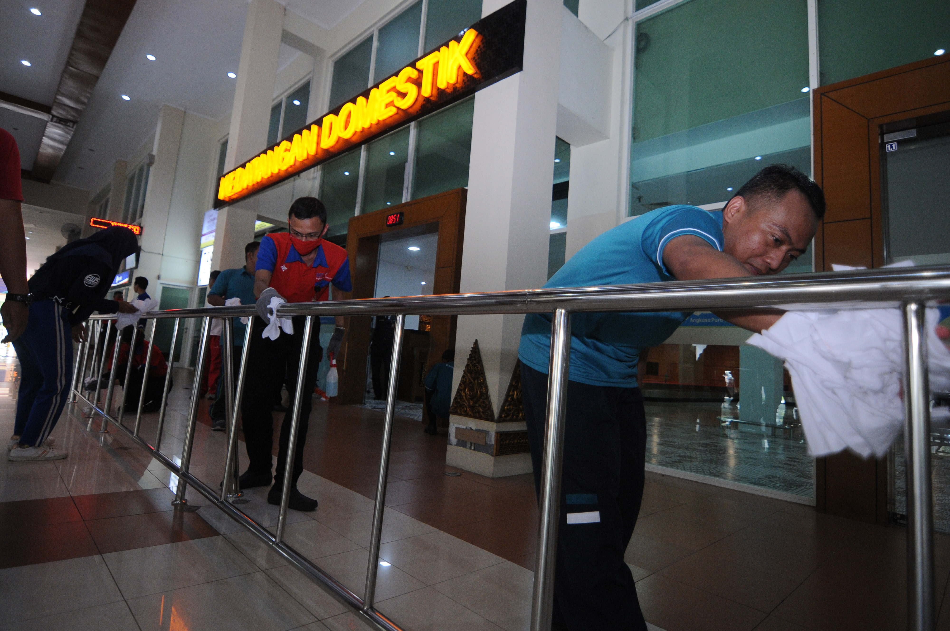 Petugas membersihkan fasilitas umum di lingkungan Bandara Adi Soemarmo, Boyolali, Jawa Tengah, Jumat (13/3).