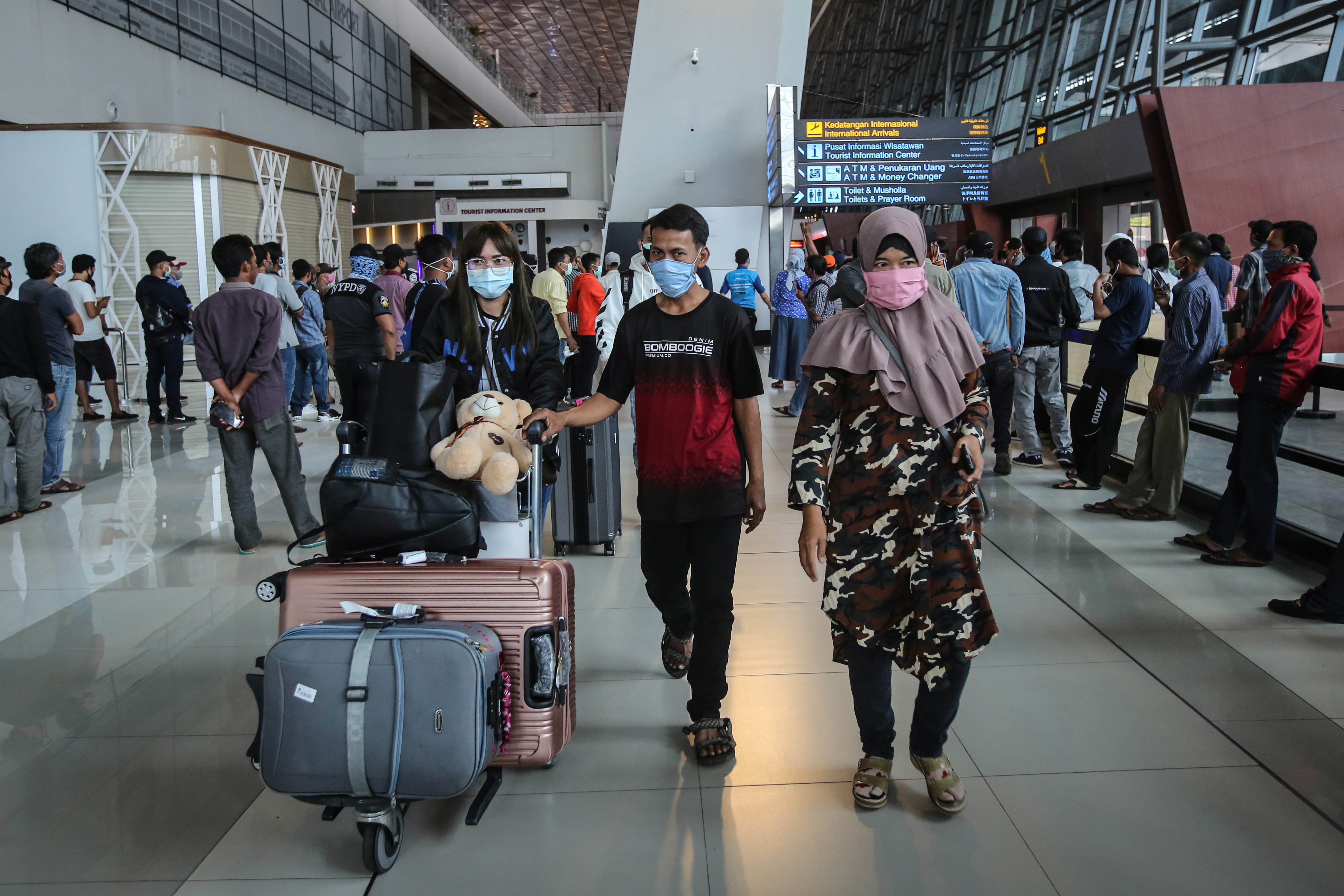 Pekerja migran Indonesia yang baru tiba dari Taiwan di jemput keluarga di Terminal 3 Bandara Internasional Soekarno-Hatta, Cengkareng. 