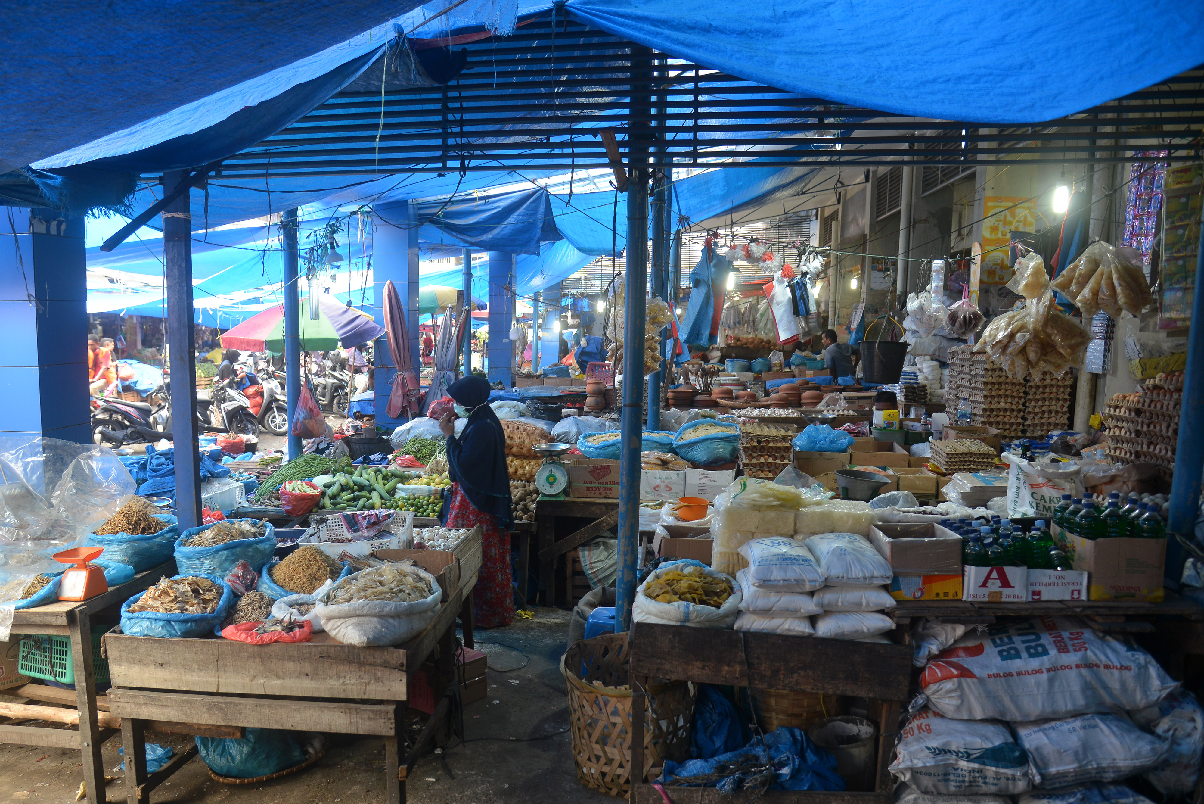 Harga kebutuhan pokok di pasar tradisional di Banyuwangi stabil menjelang lebaran 2020.