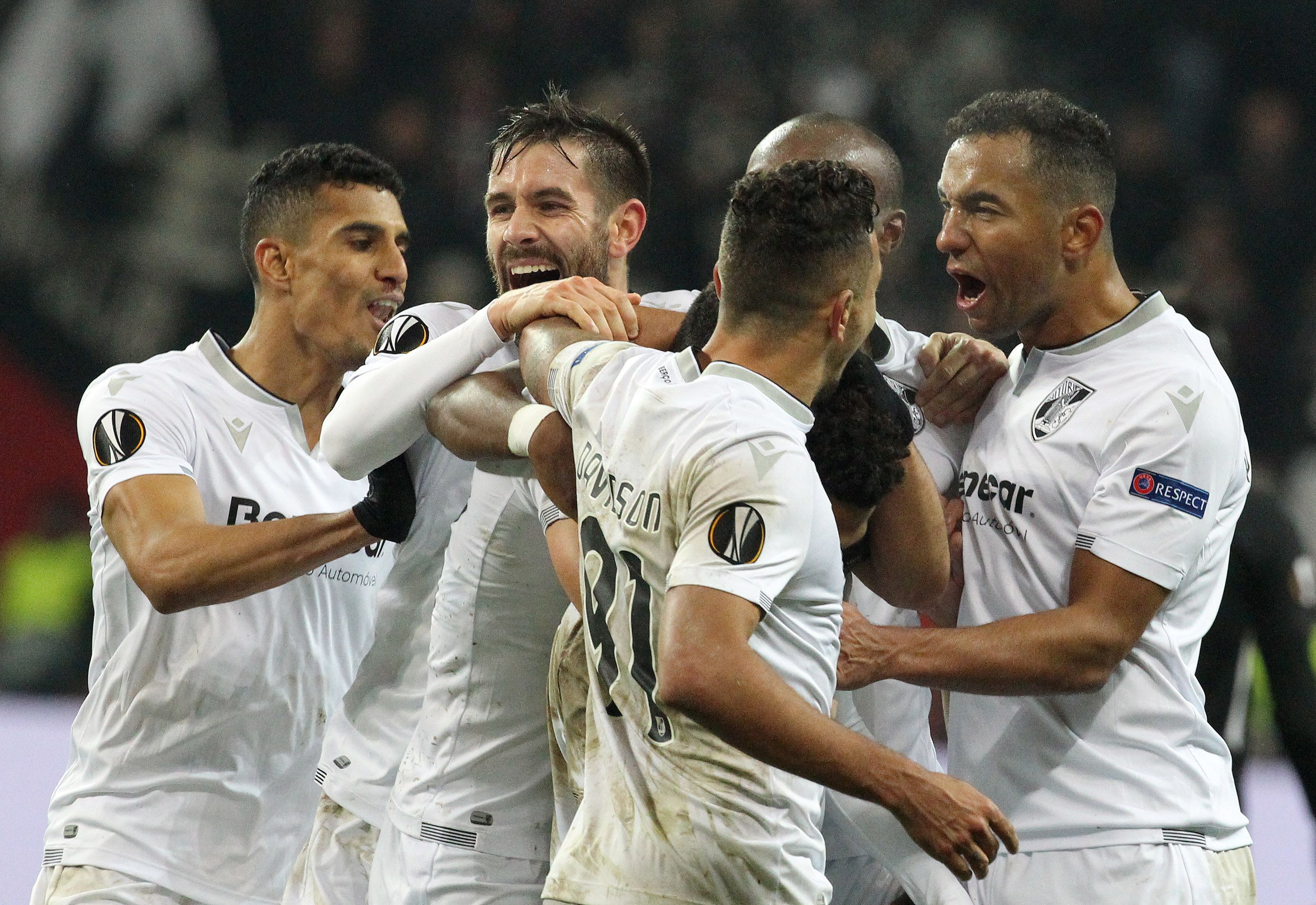 Pemain Vitoria Guimaraes merayakan kemenangan dalam Liga Eropa UEFA.