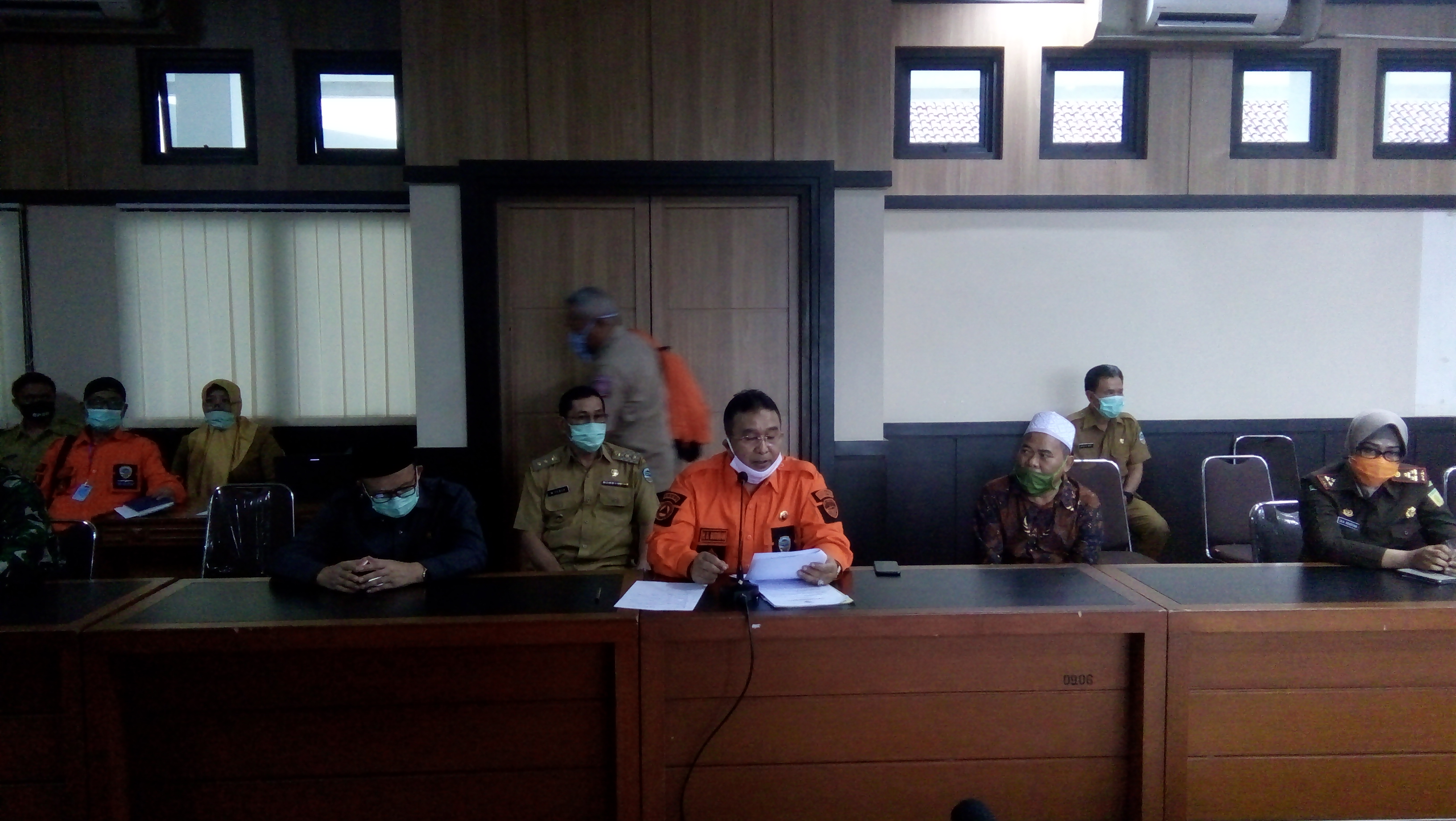 Wali Kota Tasikmalaya Budi Budiman saat menjelaskan pelaksanaan PSBB di wilayahnya.