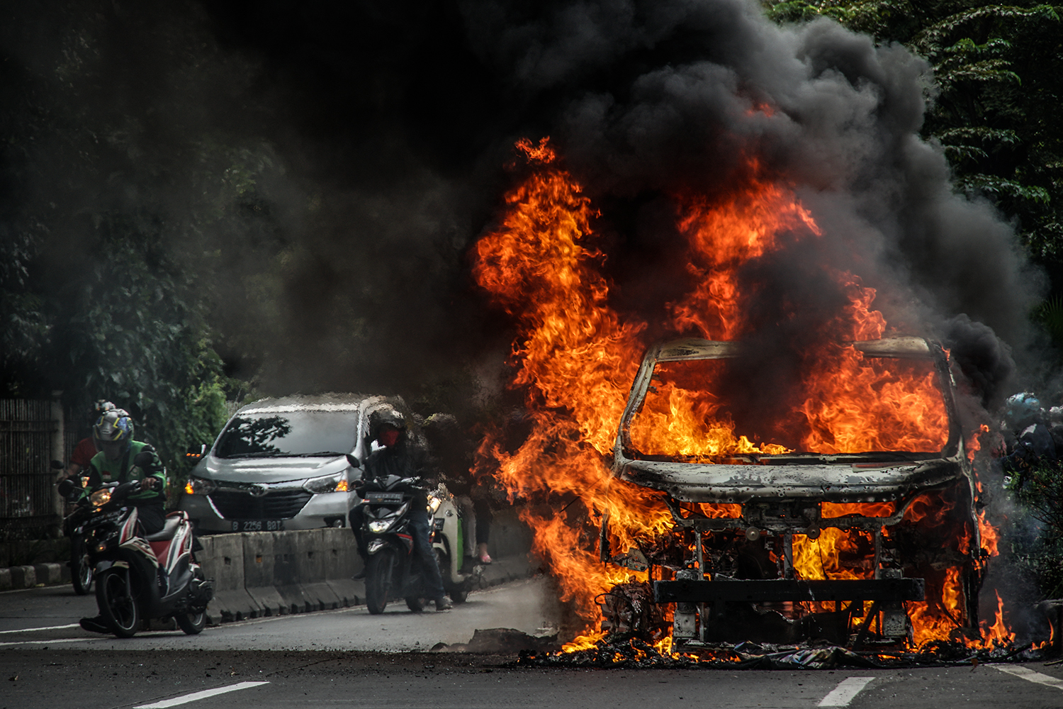Sebuah minibus berwarna putih terbakar di jalan Sultan Iskandar Muda, Jakarta Selatan, Senin (11/5) sore.