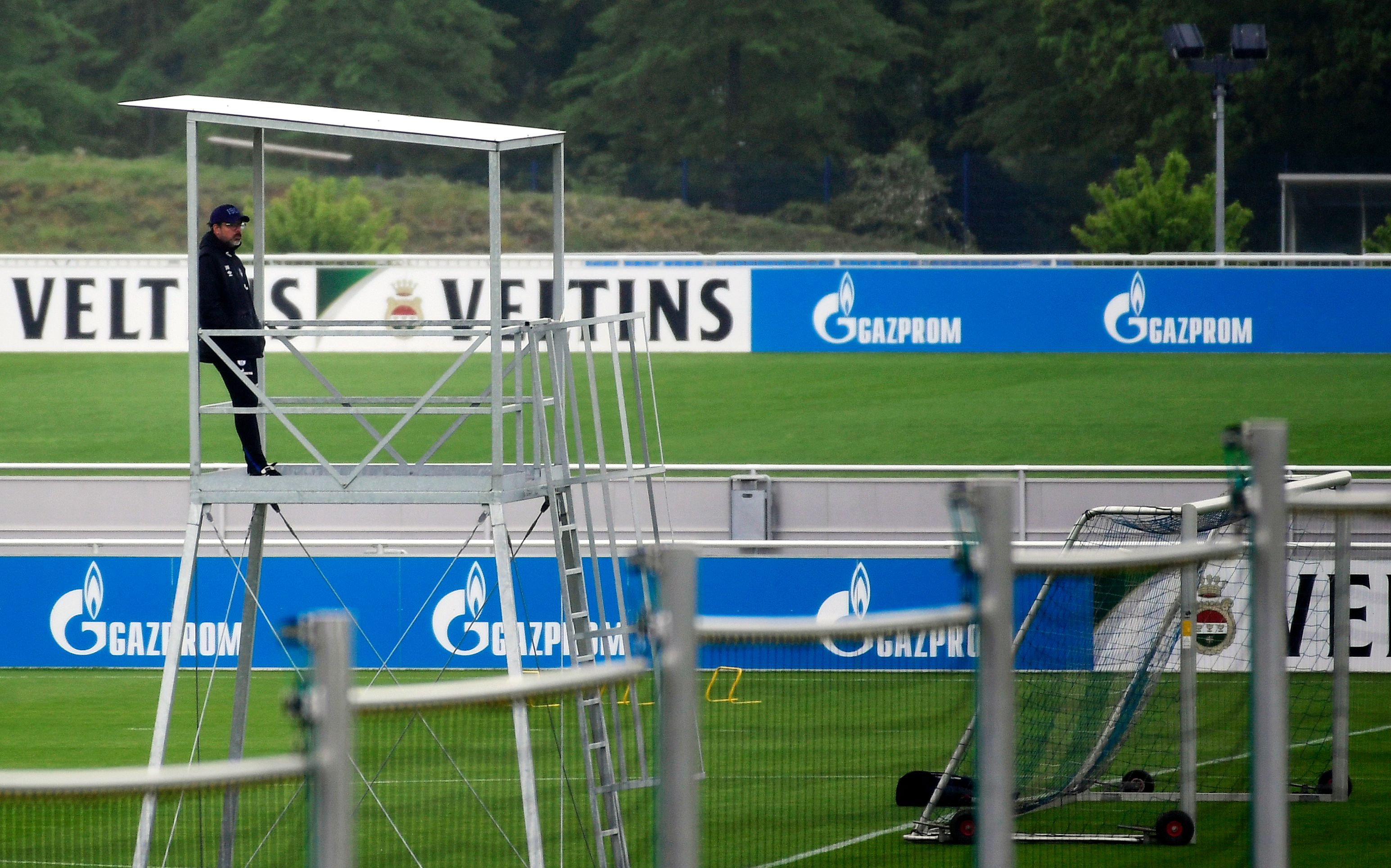 Seorang pelatih salah satu klub Bundesliga memperhatikan tim dalam sesi pelatihan.