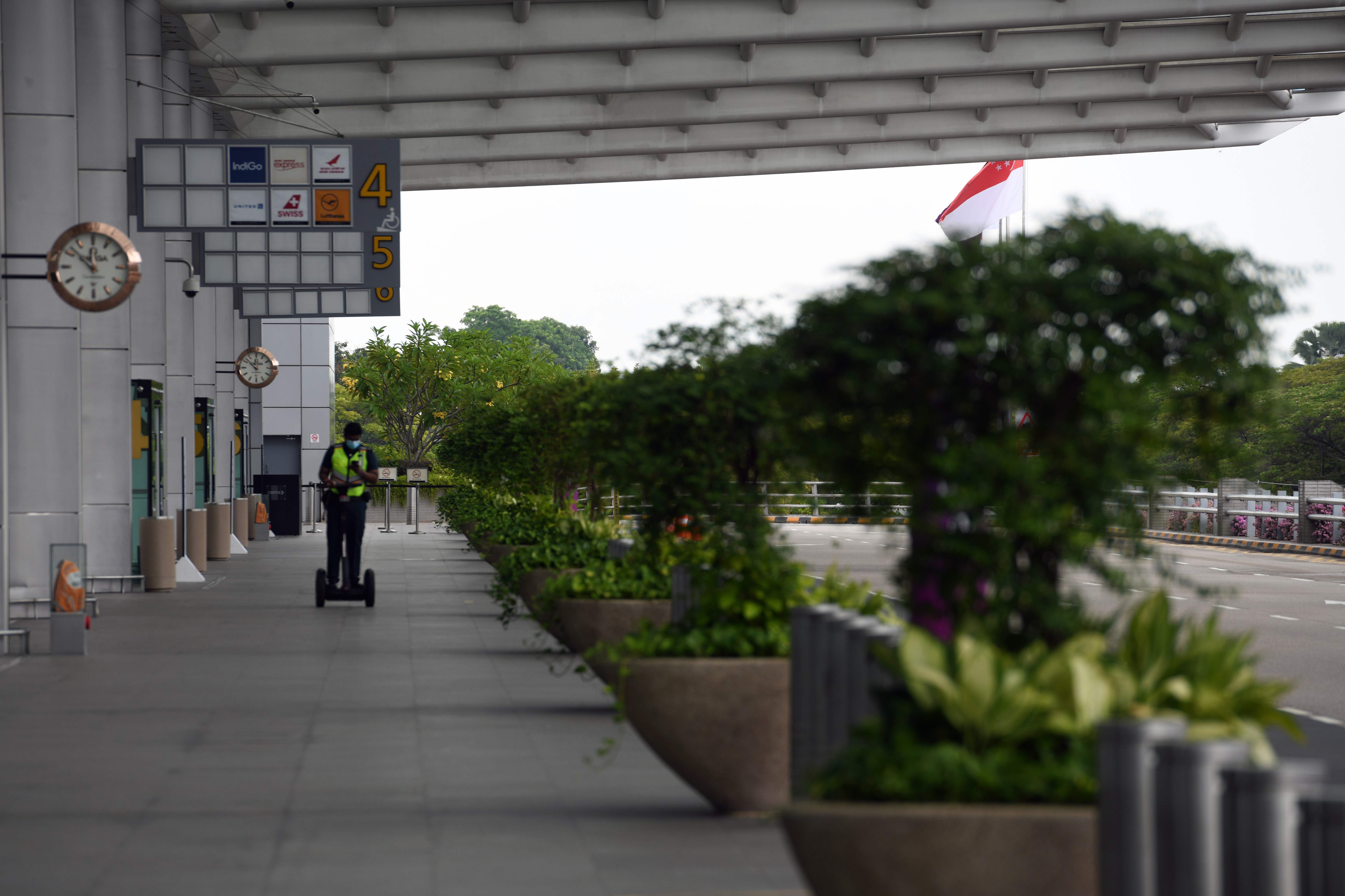 Petugas keamanan Bandara Changi berpatoril di bandara yang sepi akibaty kebijakan Circuit Breakre Pemeirntah Singapuira