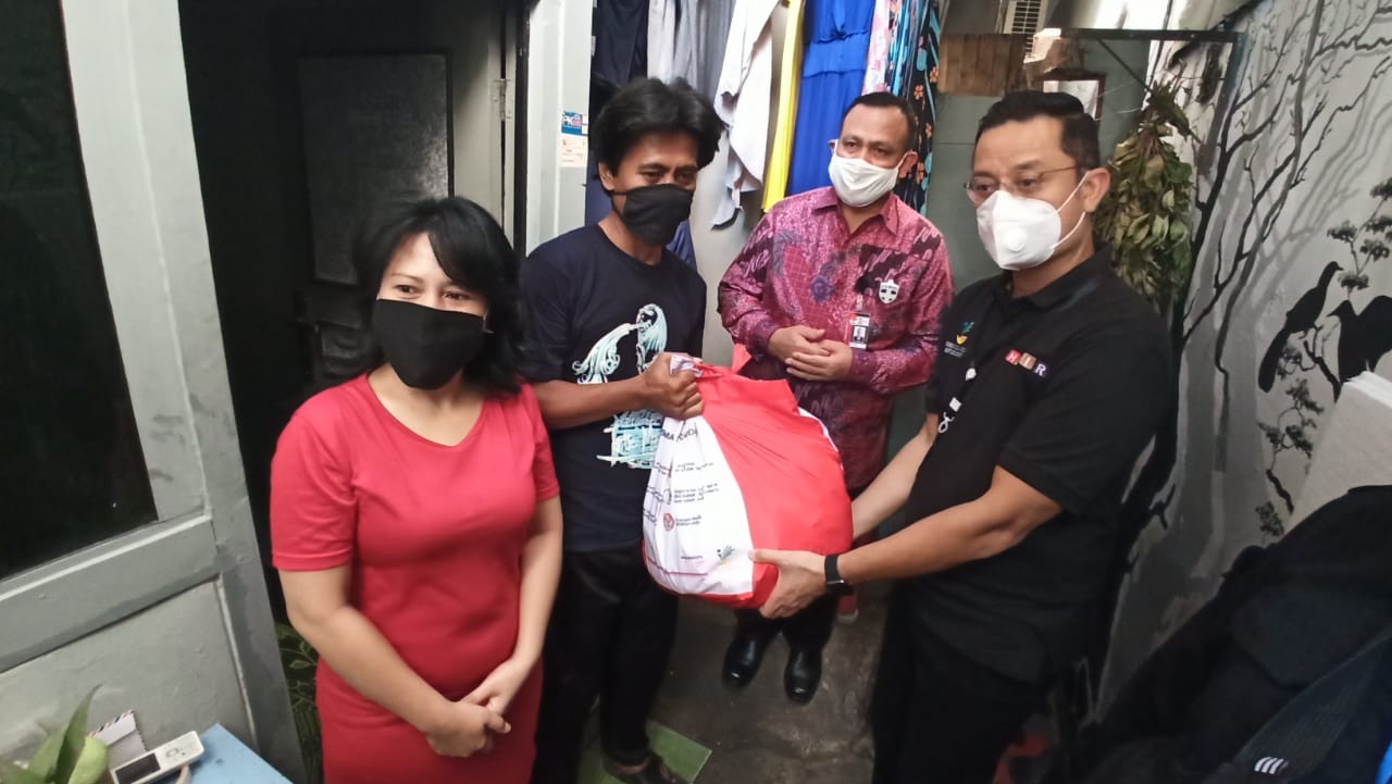 Kementerian Sosial menyalurkan 1,9 juta paket sembako bagi warga Jabodetabek.