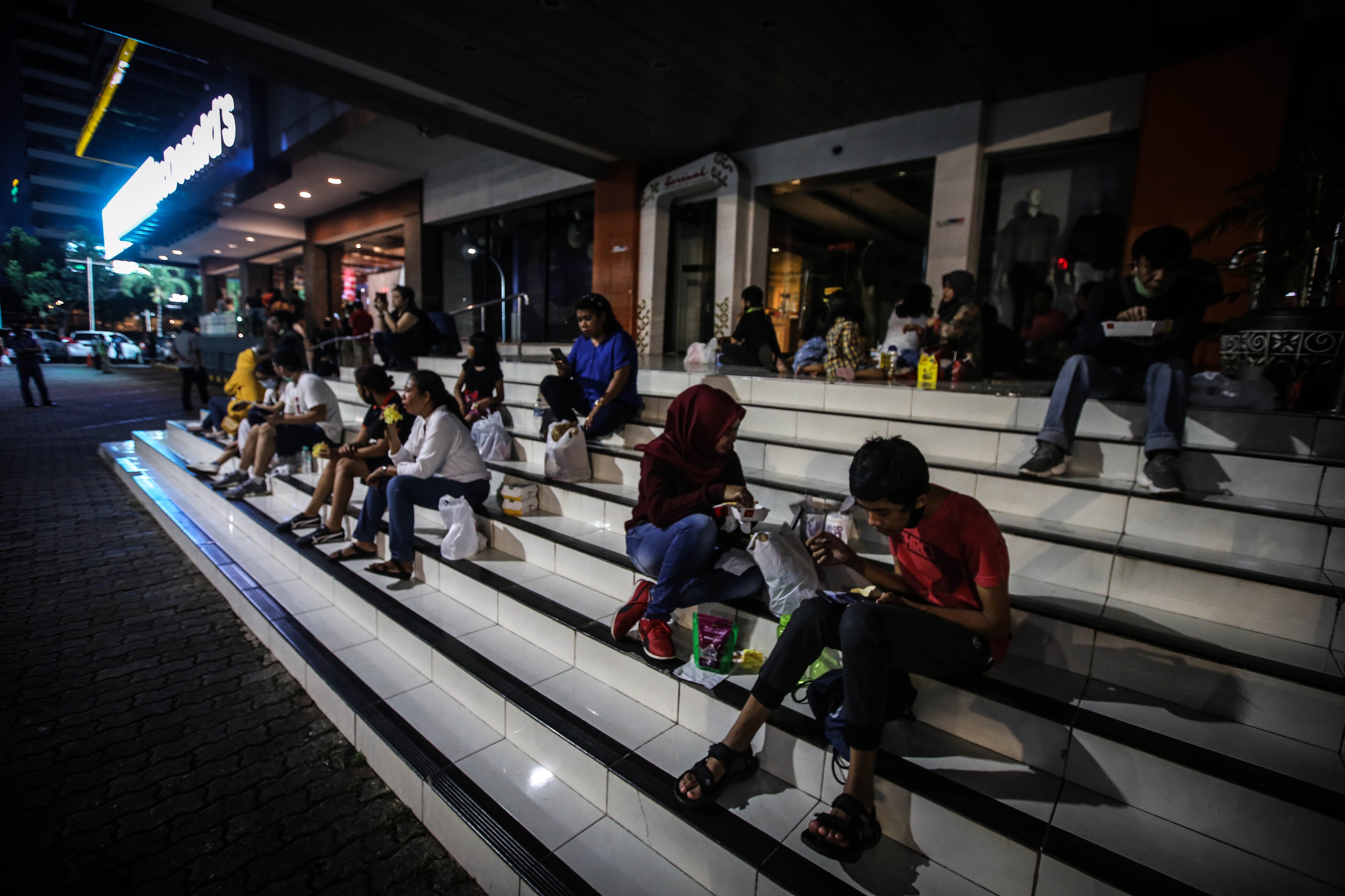  Pengunjung menikmati makanan cepat saji McDonald's, di pelataran gedung Sarinah, Jakarta Pusat, Minggu(10/5/2020).