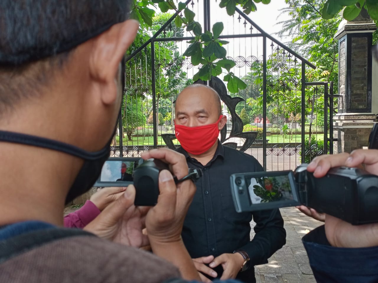 Kades Sukatani Purwakarta Asep Sumpena saat mengadu ke media karena distibusinya ricuh.