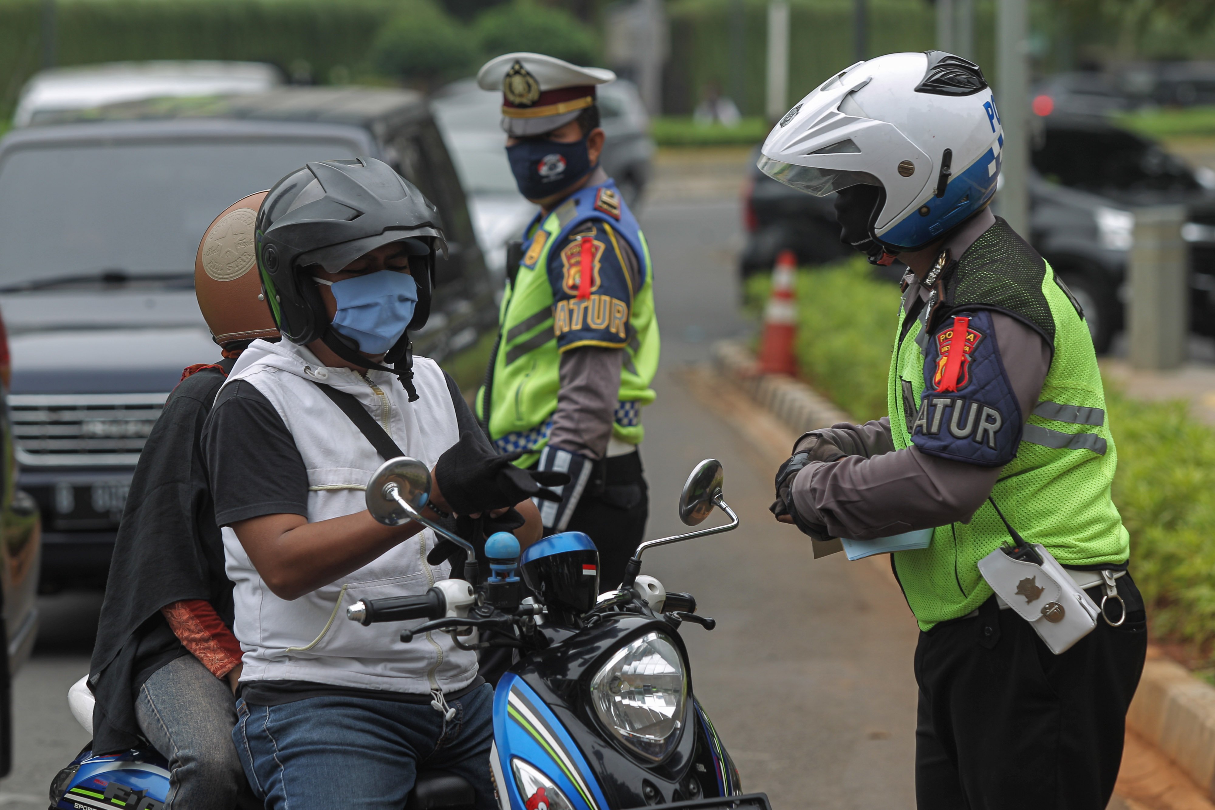  Petugas gabungan dari Kepolisian Polda Metro Jaya dan Dinas Perhubungan Pemprov DKI Jakarta melakukan penindakan pelanggaran PSBB, Sabtu