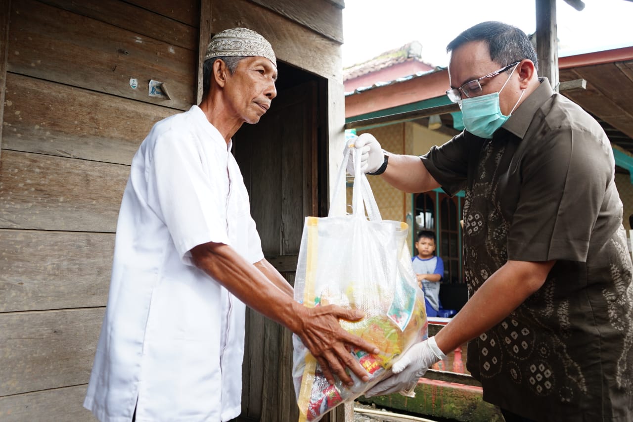 Bupati Muba Dodi Reza Alex membagikan bantuan sembako kepada masyarakat Muba.
