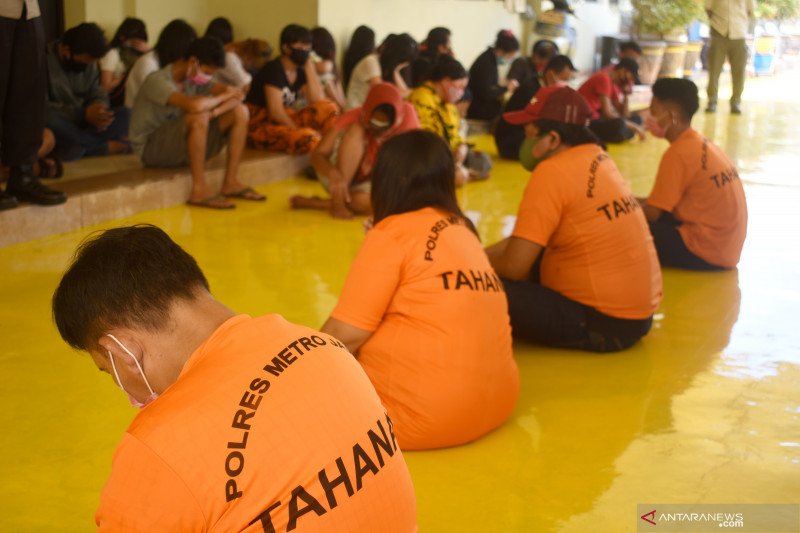 Empat tersangka praktek prostitusi Gang Royal, Penjaringan dihadirkan di Polres Metro Jakarta Utara, Rabu (20/5).