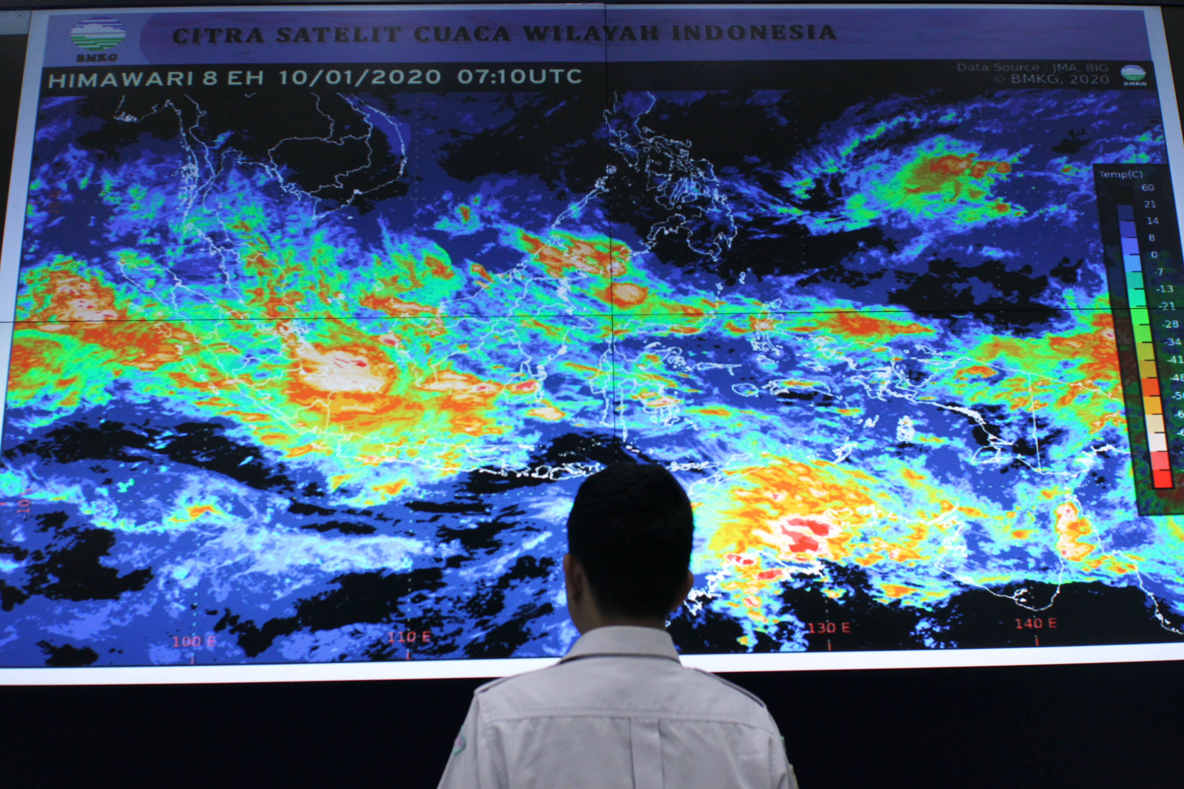 Pemantauan prakiraan cuaca di BMKG