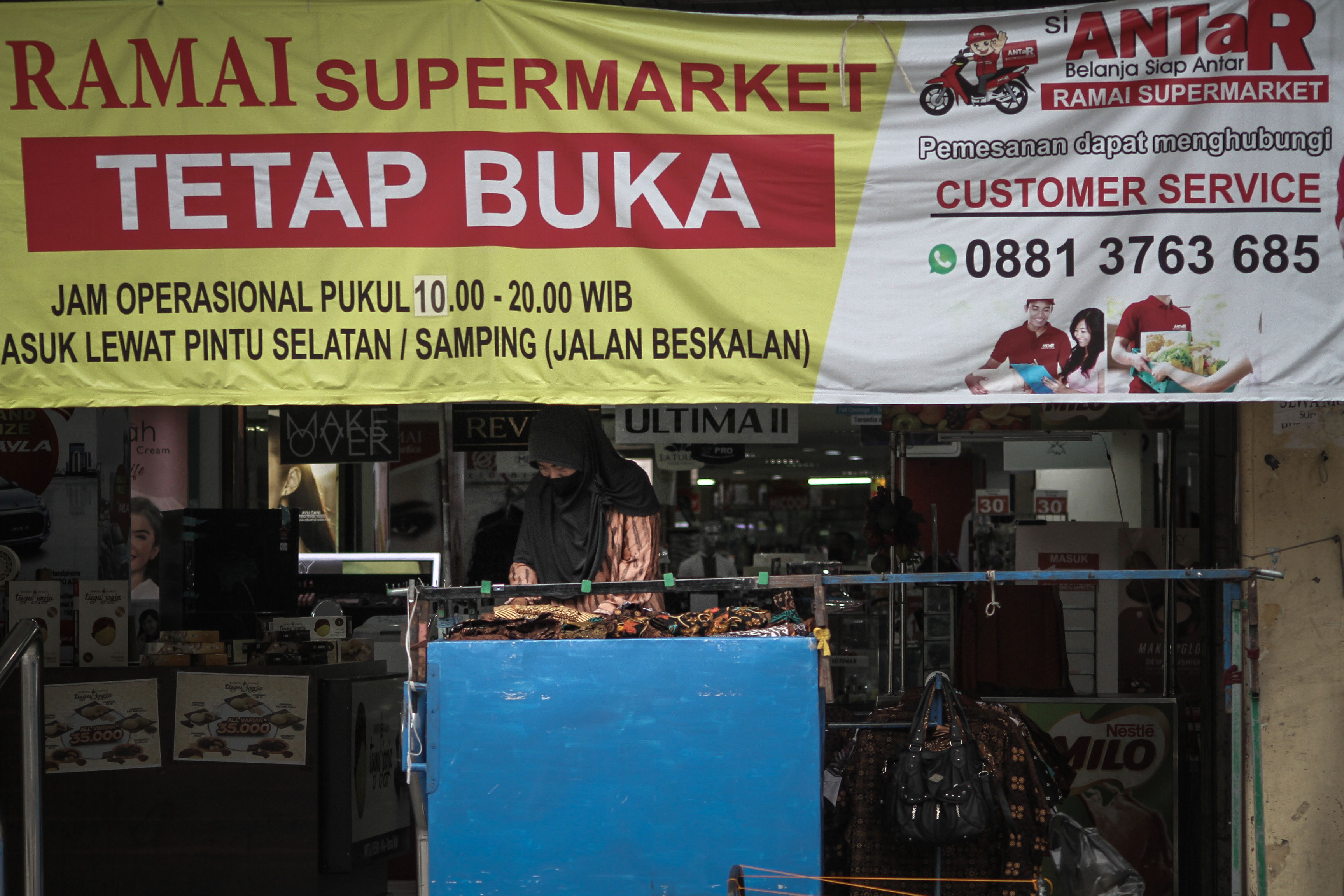 Pedagang kaki lima di kawasan Malioboro, DI Yogyakarta, Kamis (28/5/2020). 