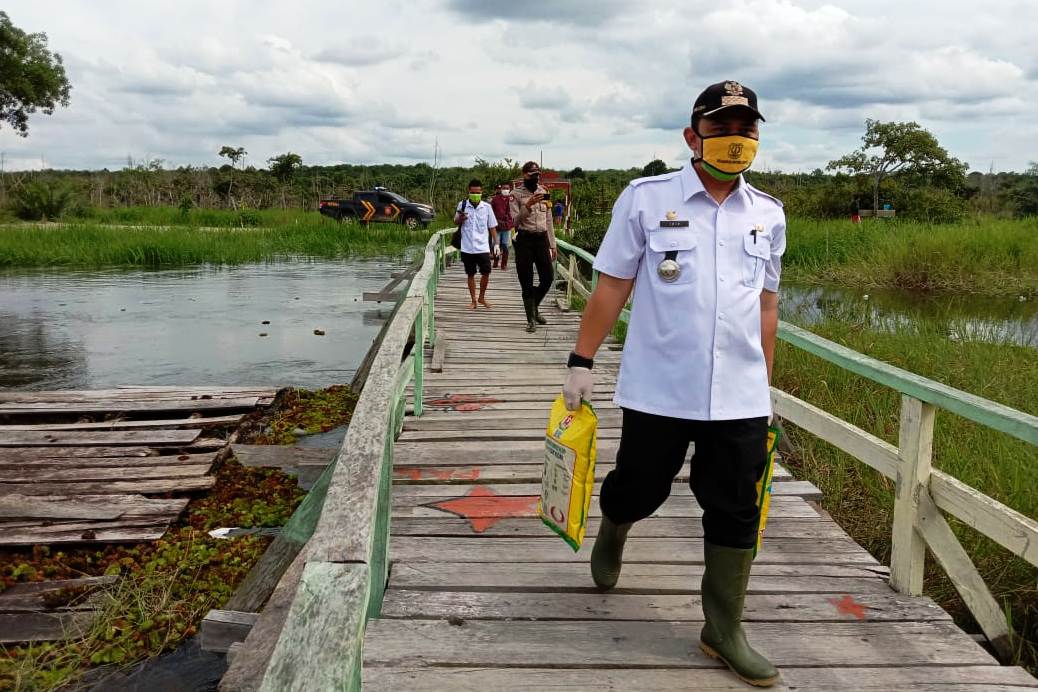 Forkopimcam Bayung Lencir Turunkan Bantuan Korban Banjir.