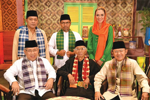 Penggunaan sarung pada berbagai jenis kesenian Betawi disesuaikan dengan sifat pertunjukannya.