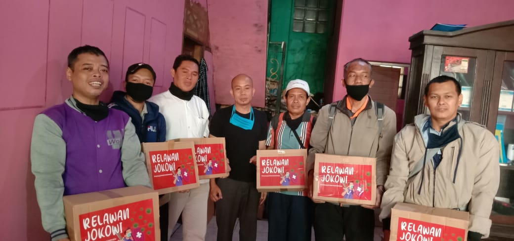 RELAWAN Buruh For Jokowi (RBFJ) membagikan sebanyak 1.950 paket sembako kepada buruh yang terkena PHK karena dampak Covid-19 di Bogor. 