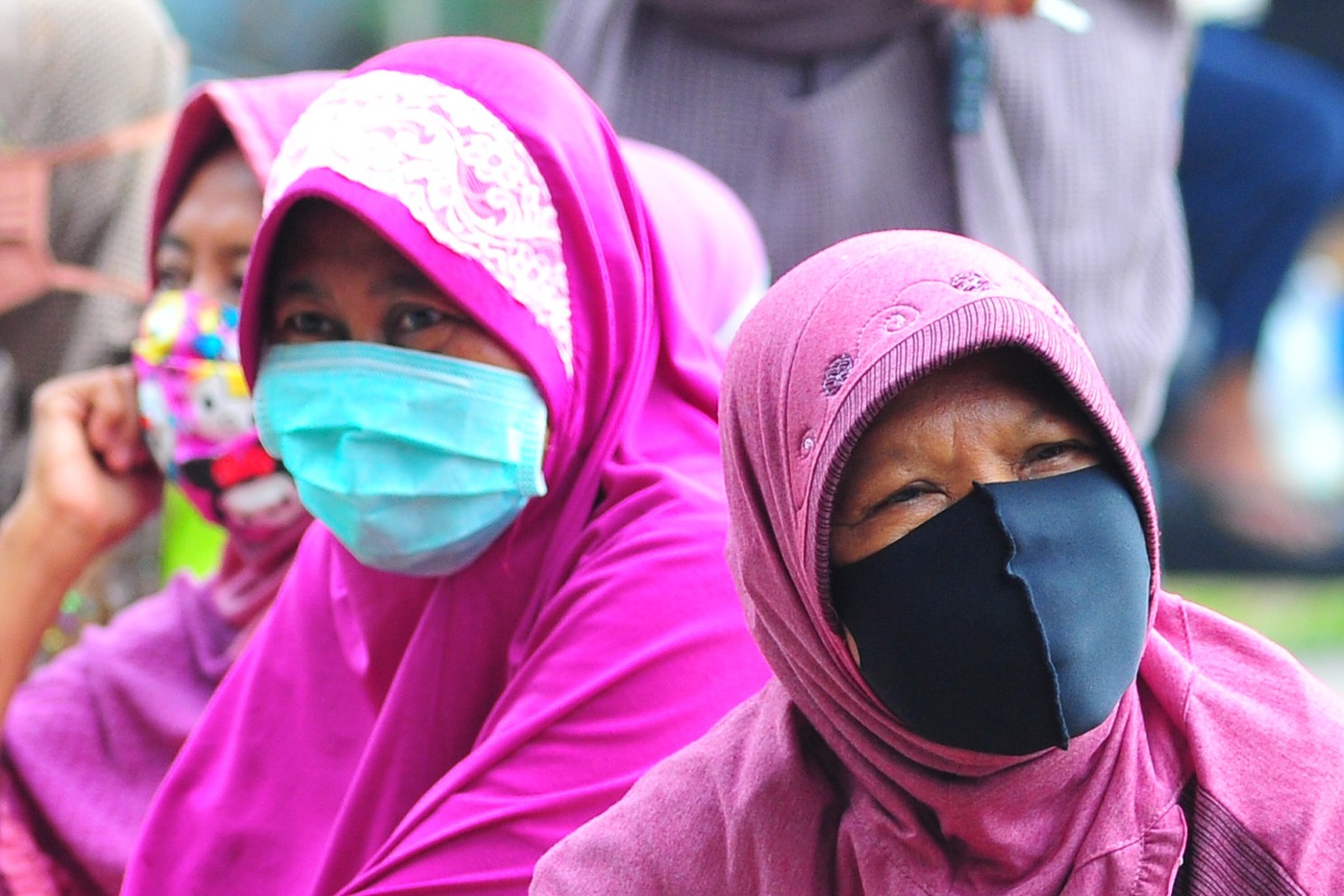  Ilustrasi warga mengenakan masker