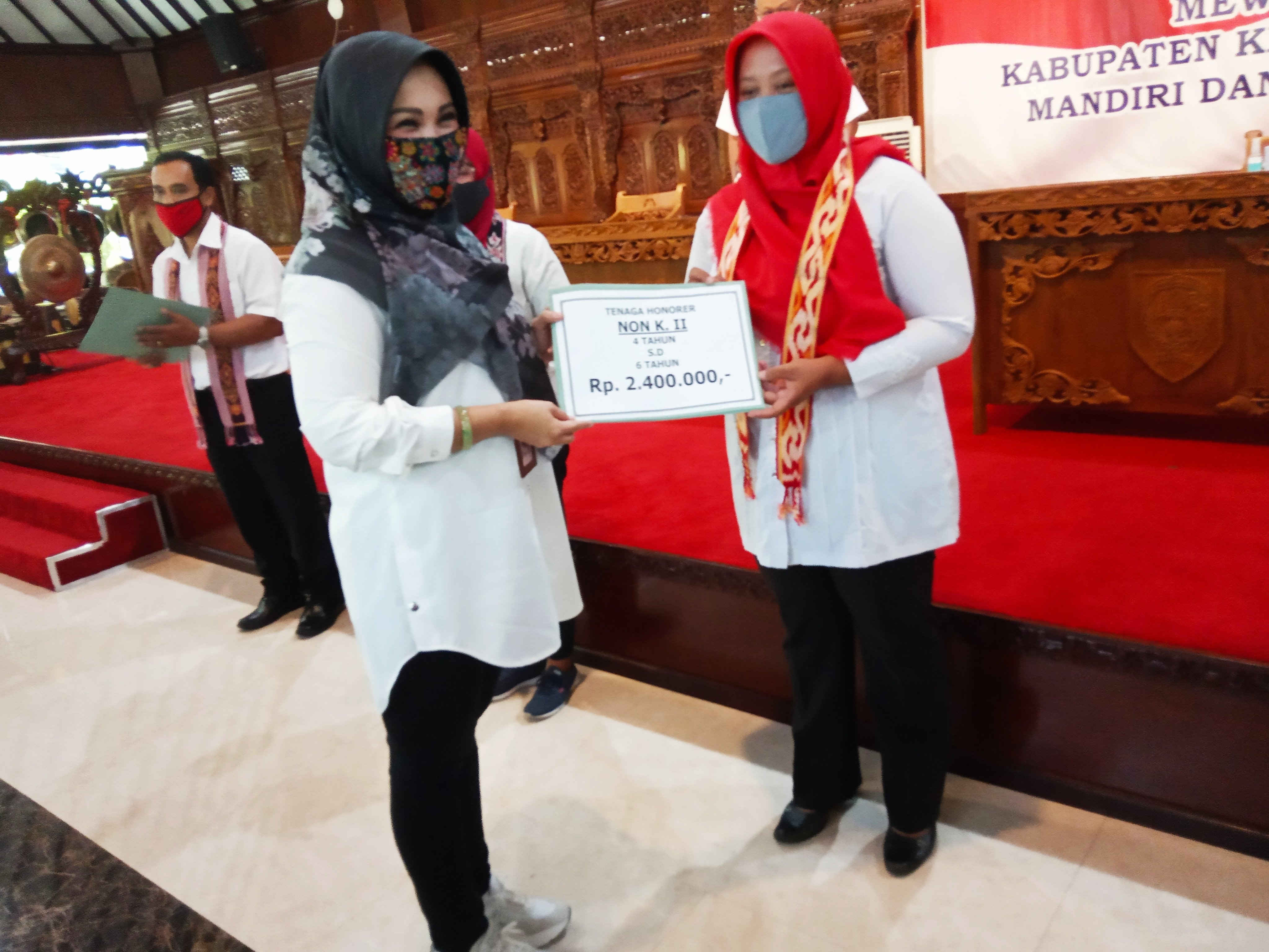 Bupati Klaten Sri Mulayni menyerahkan uang kesejahteraan kepada guru honorer