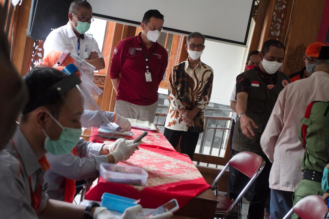 Suasana penyaluran BST  bagi waga terdampak Covid-19 di Pendopo Jagalan yang dipantau langsung Mensos Juliari P Batubara.