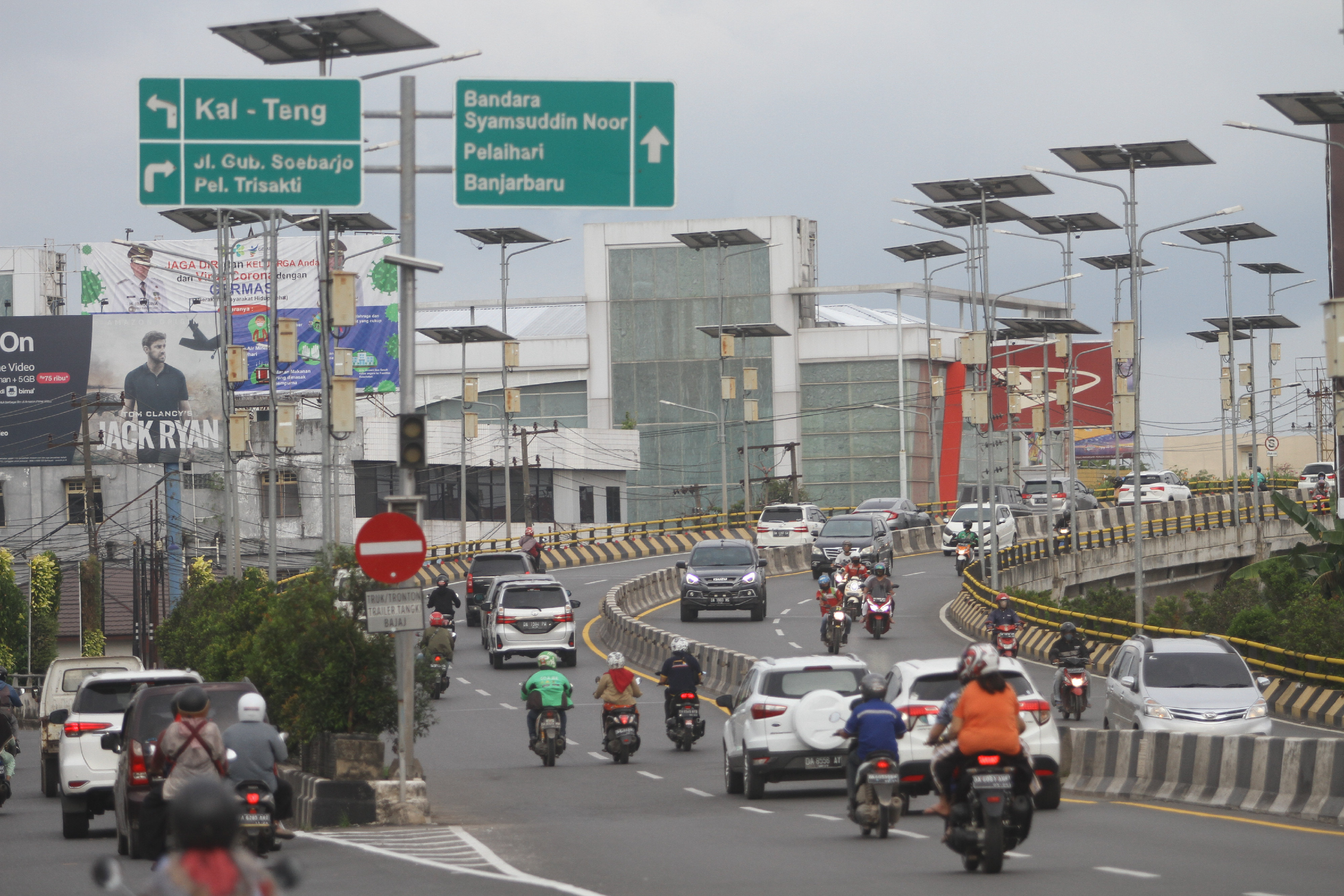 Suasana ramai kendaraan bermotor melintas di flyover jalan Ahmad Yani, Banjarmasin, Kalimantan Selatan, Kamis (7/5/2020).