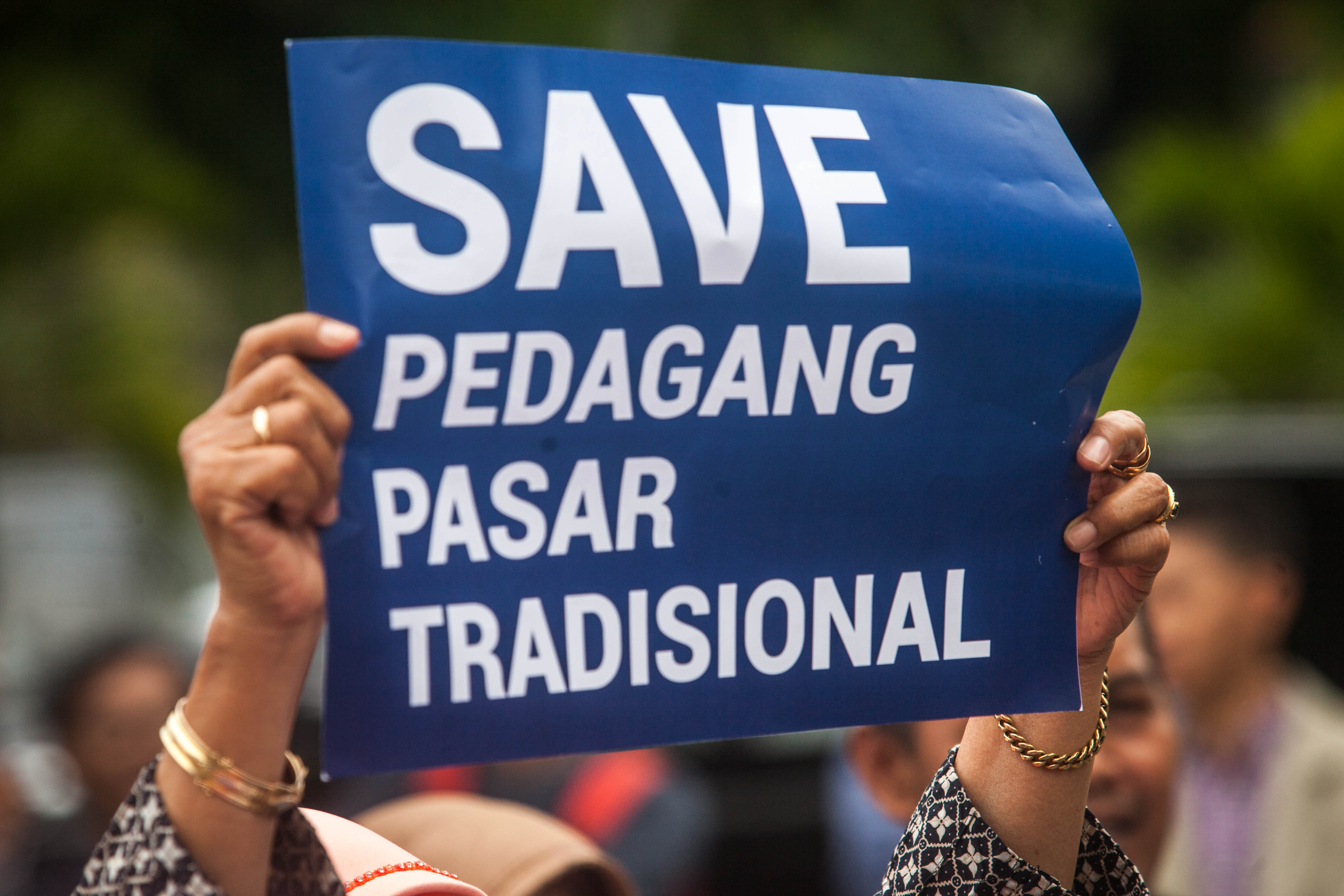 Pemerintah dinilai tidak mendukung pedagang pasar tradisional dibanding pasar modern.