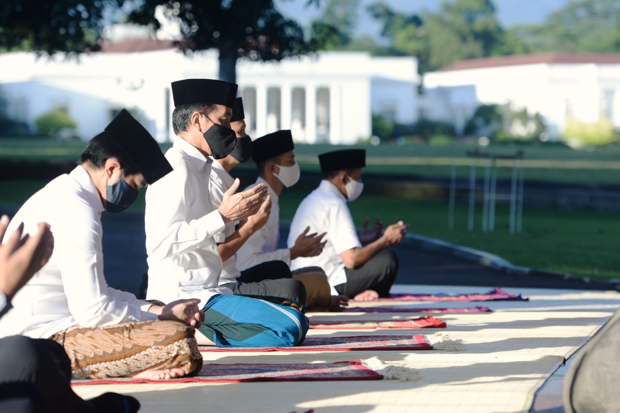 Presiden Joko Widodo salat Idulfitri di Istana Bogor